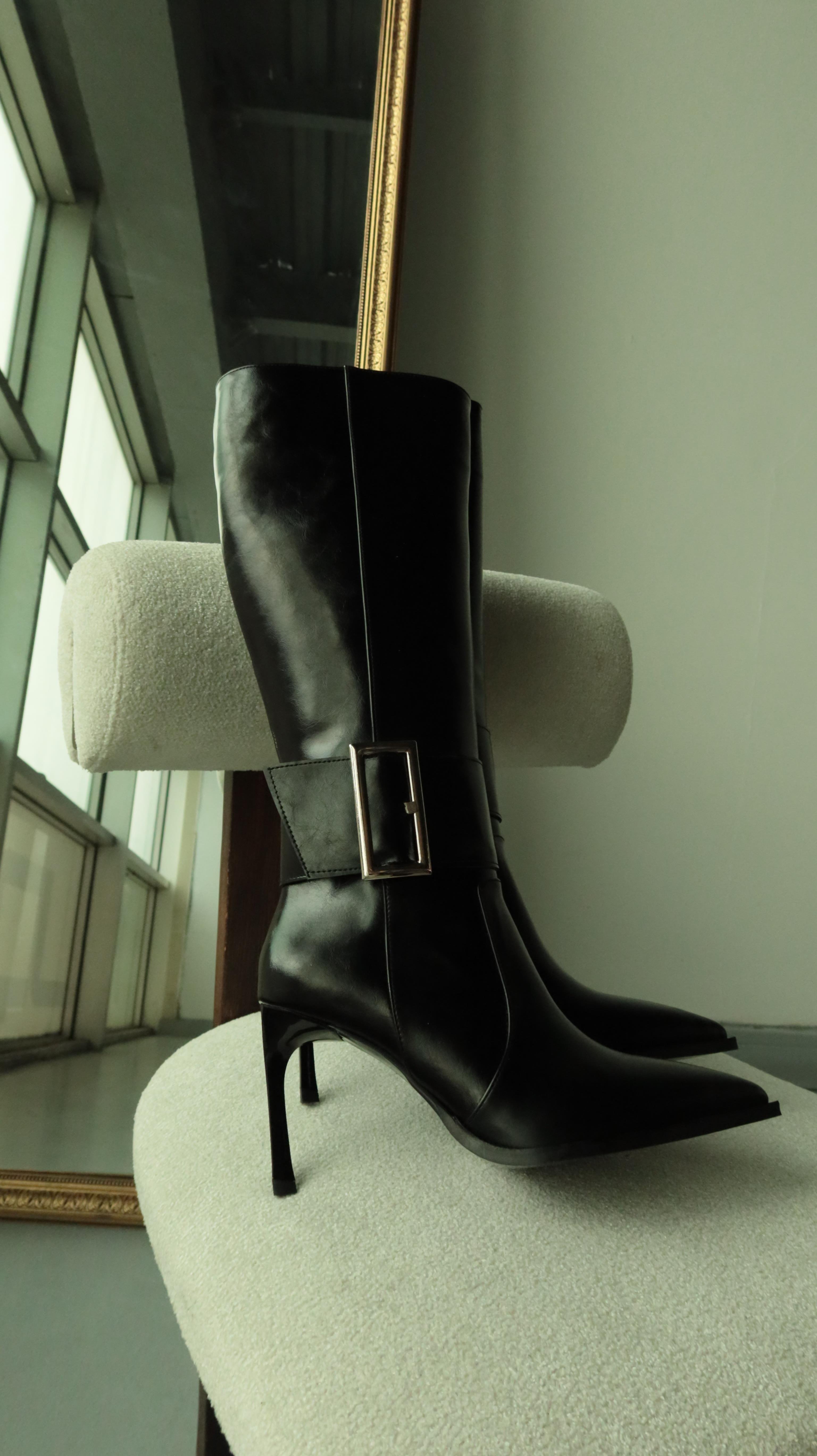 Vera Siyah Cilt Tokalı Topuklu Çizme