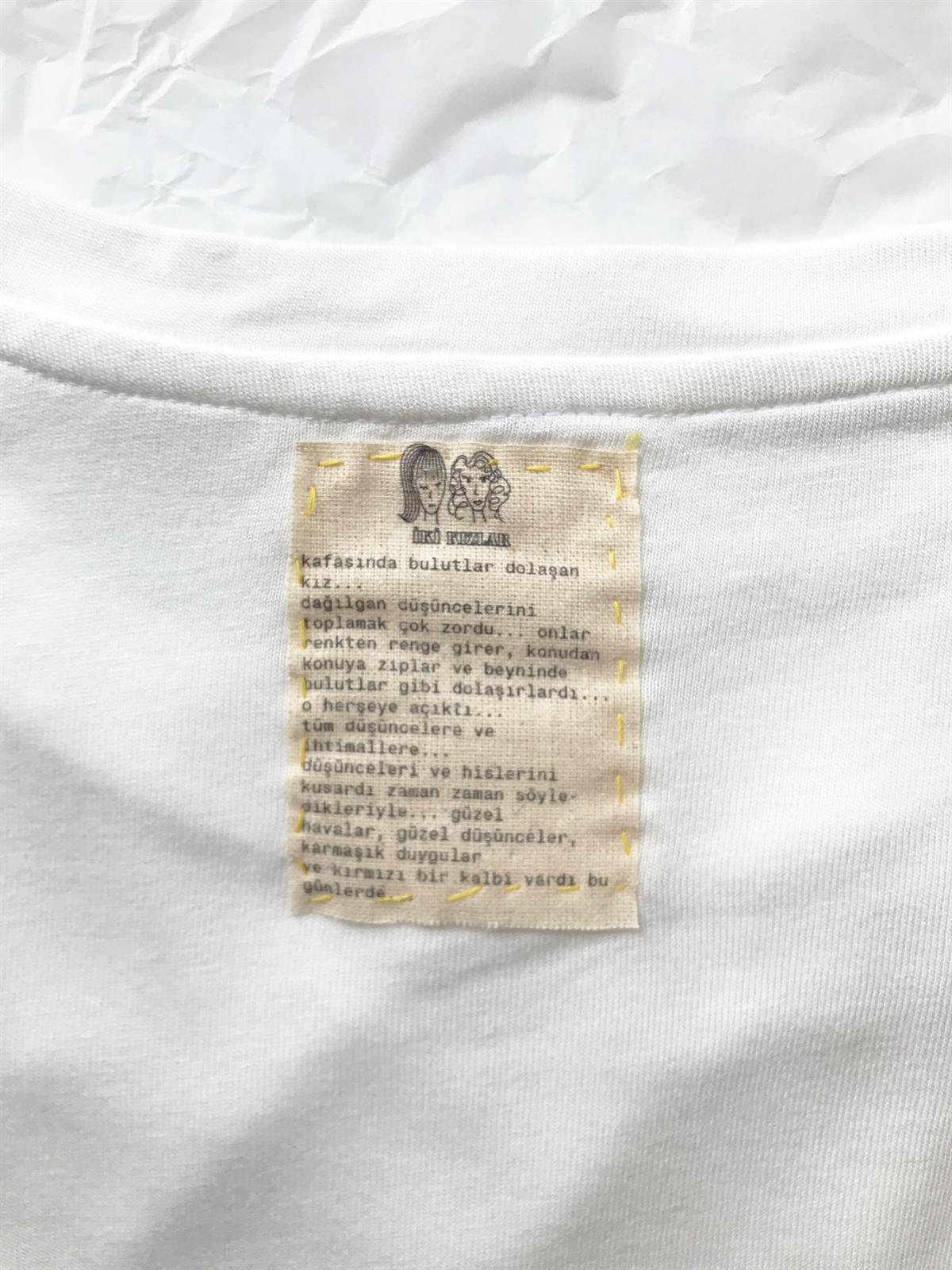 Kafasında Bulutlar Dolaşan Kız Tshirt