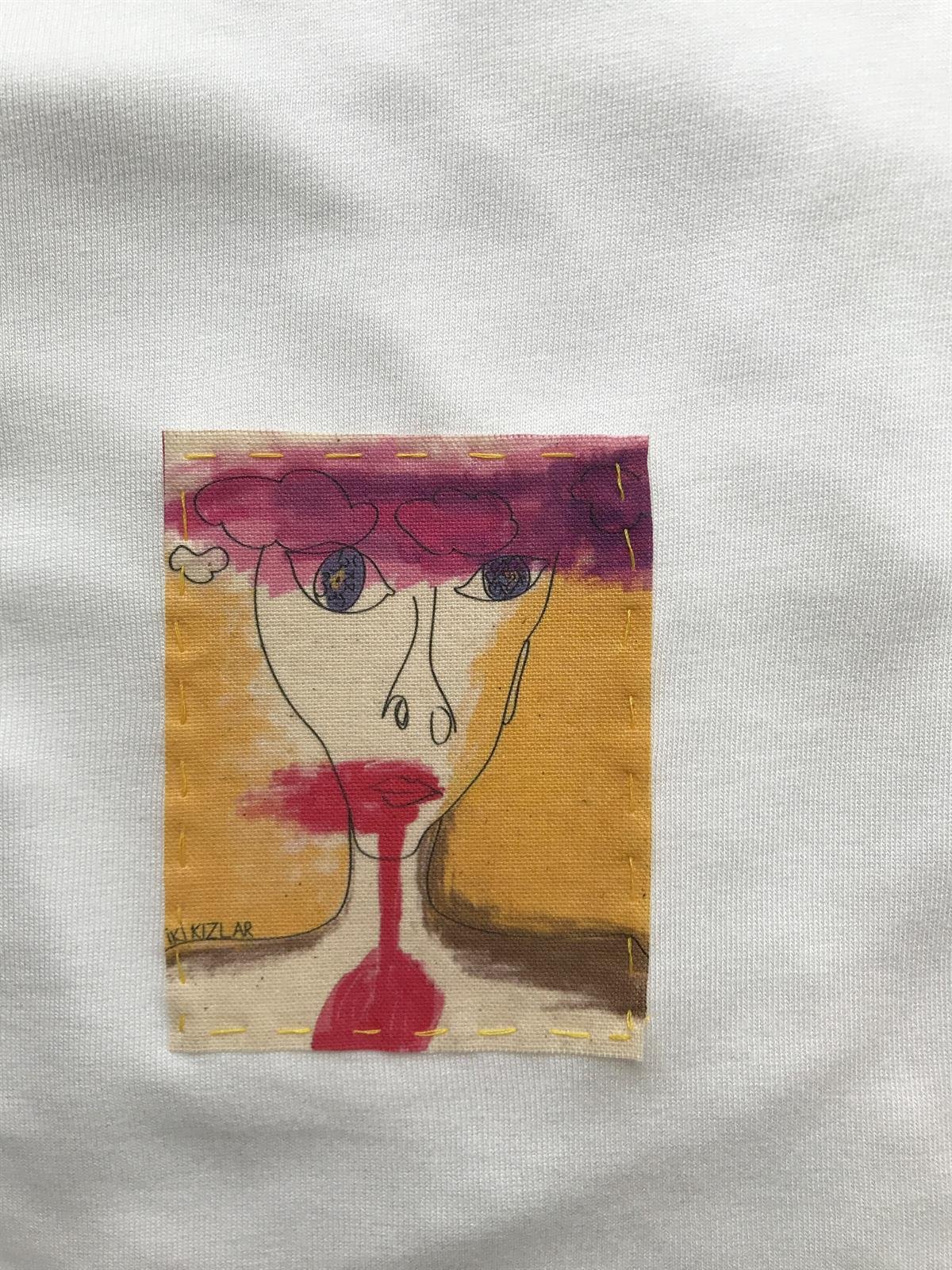 Kafasında Bulutlar Dolaşan Kız Tshirt