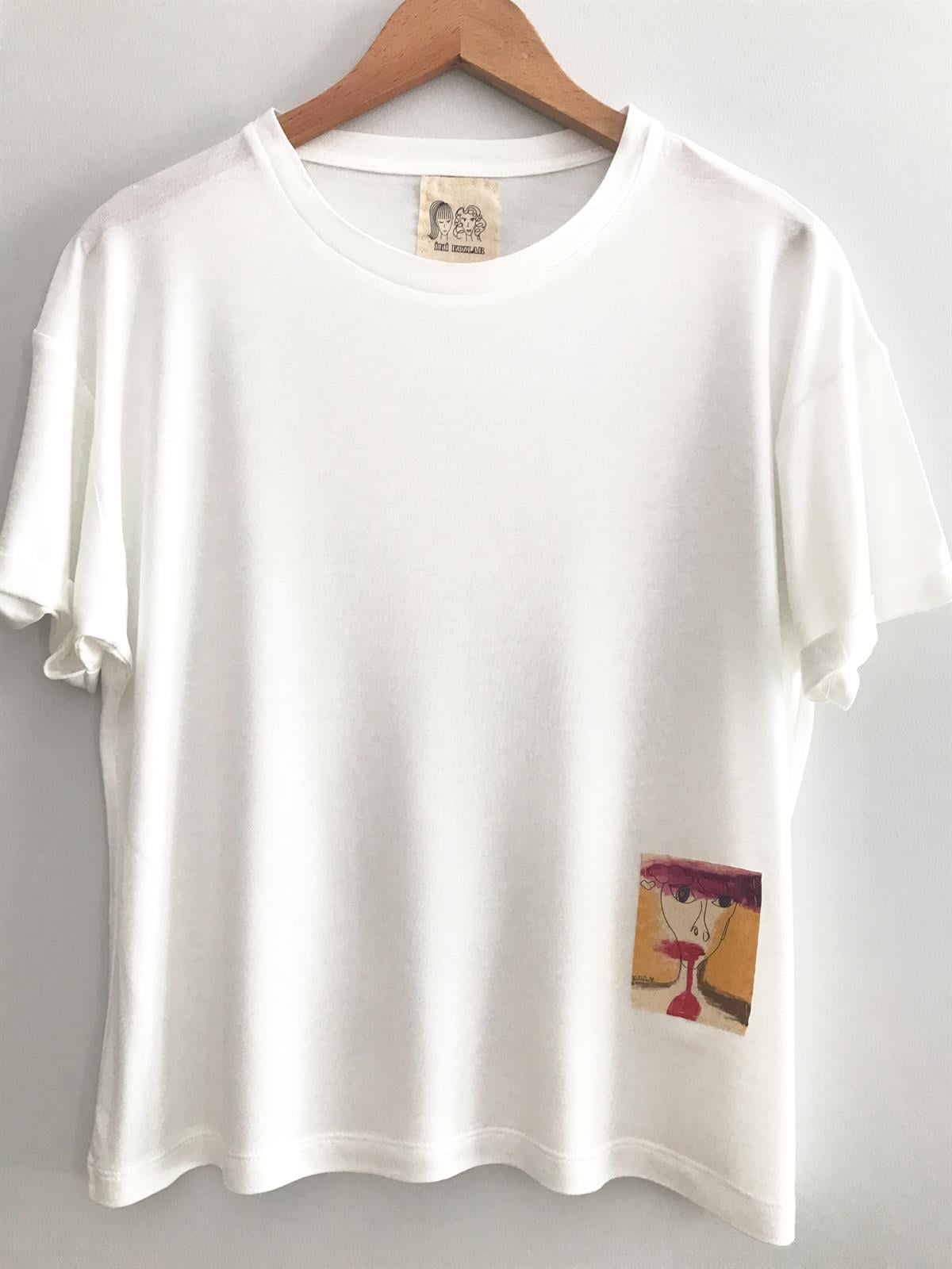 Kafasında Bulutlar Dolaşan Kız Tshirt