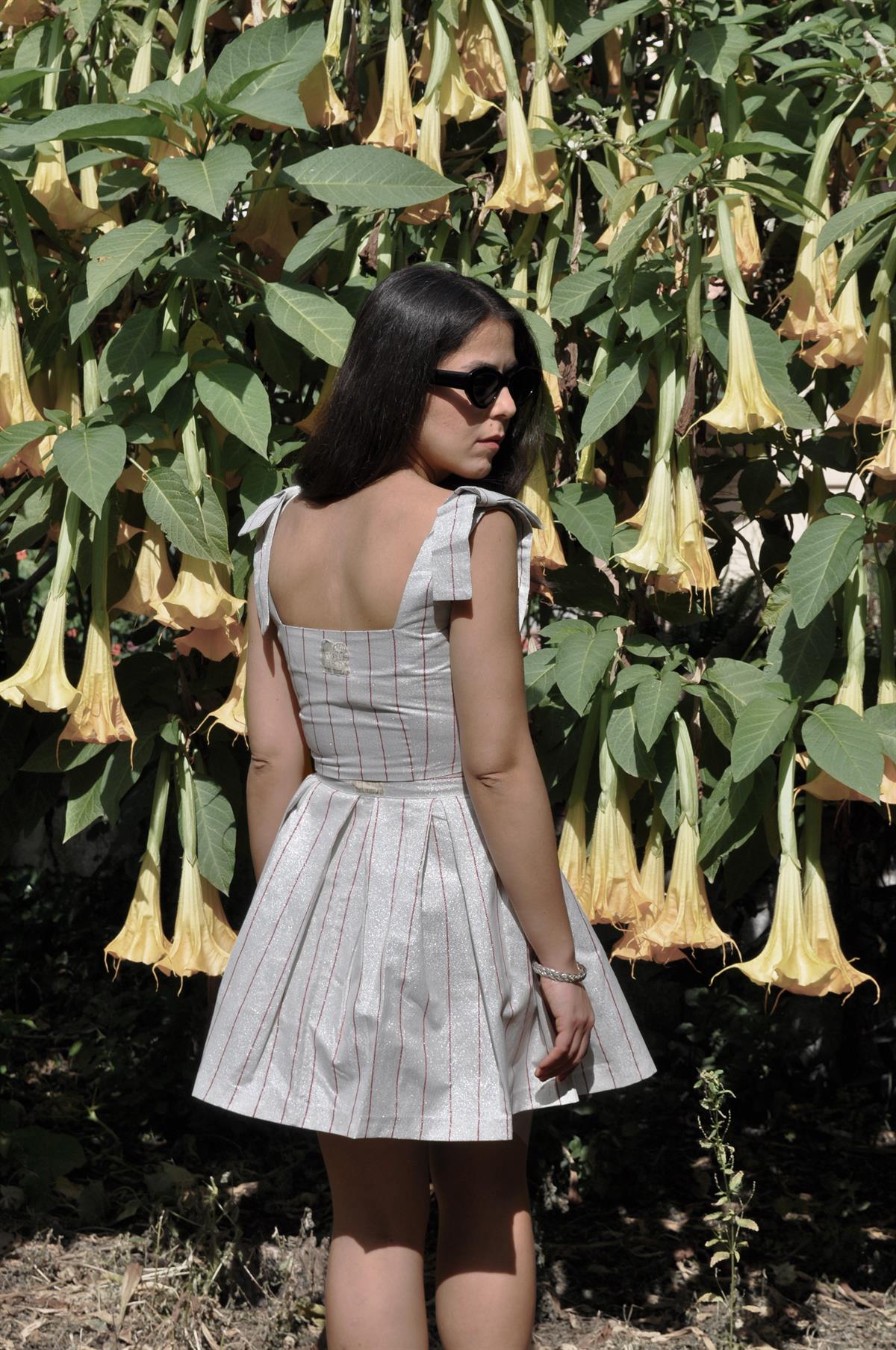 Krem Rengi Simli Kare Yaka Crop Top