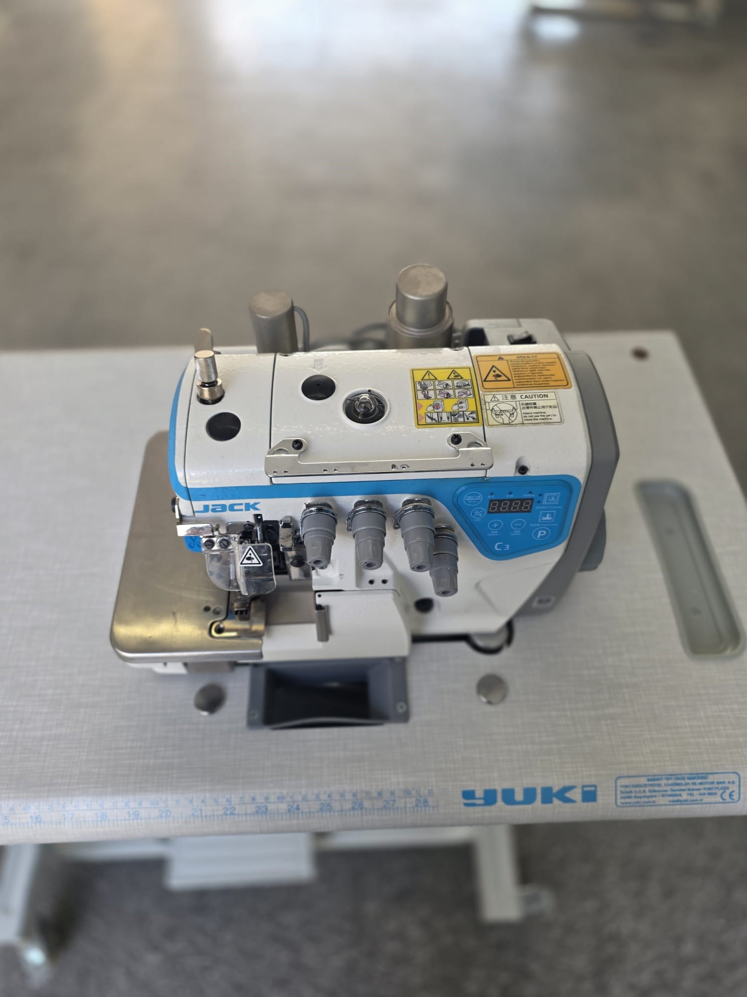 JACK C3 4 İPLİK OTOMATİK OVERLOK MAKİNASI
