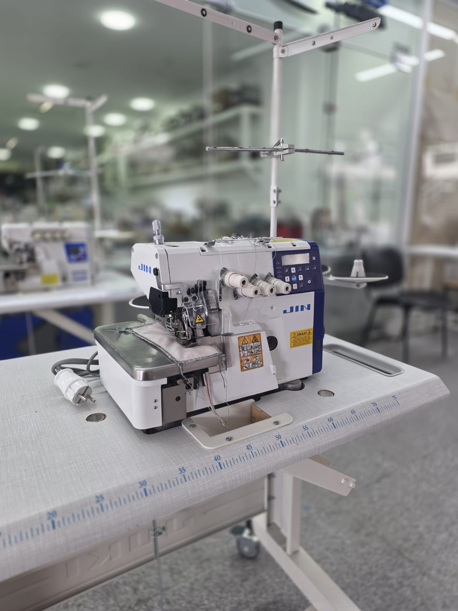 JIN 5 İPLİK OTOMATİK OVERLOK MAKİNASI