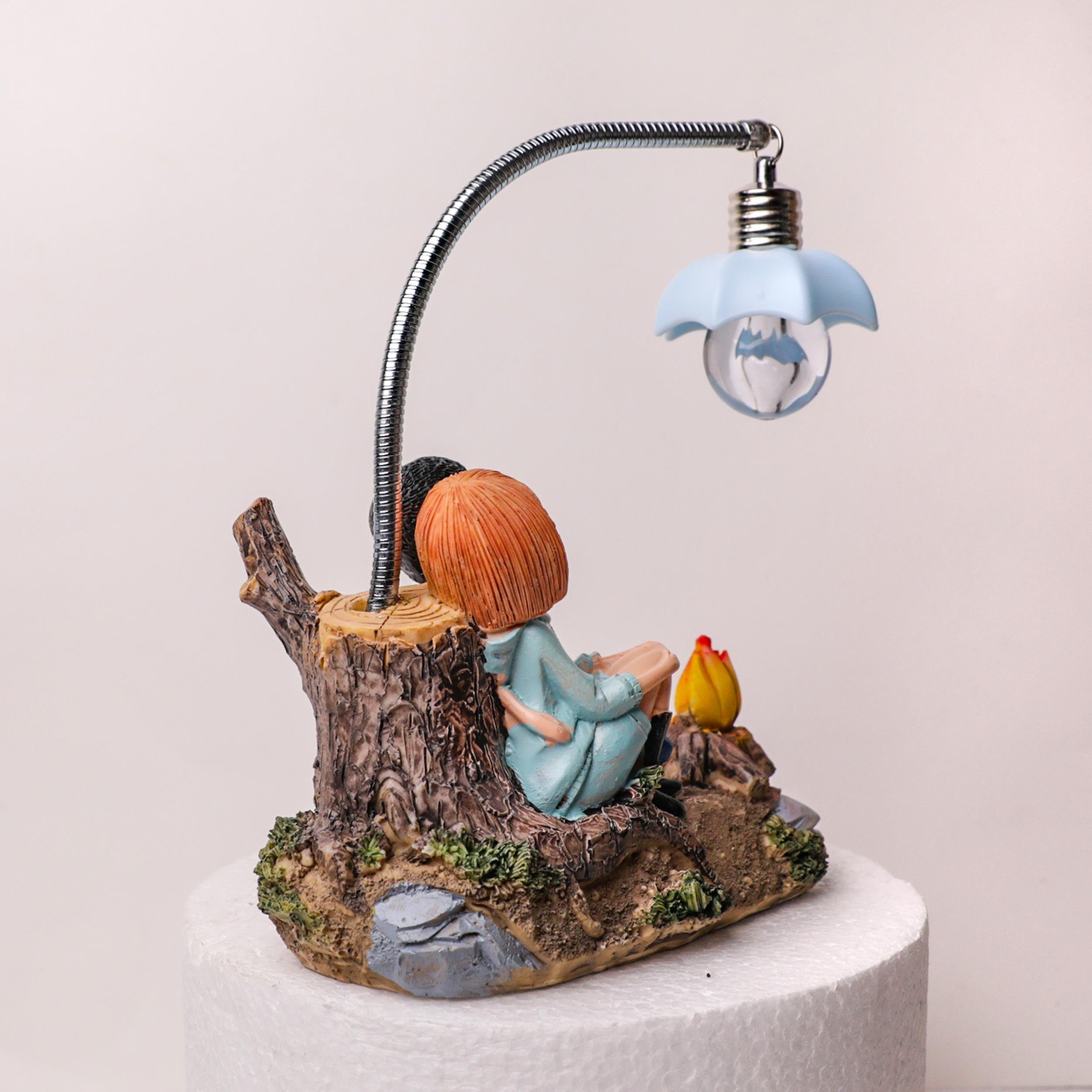 Işıklı Ateş Yanında Kütükte Oturan Sevgili Biblo