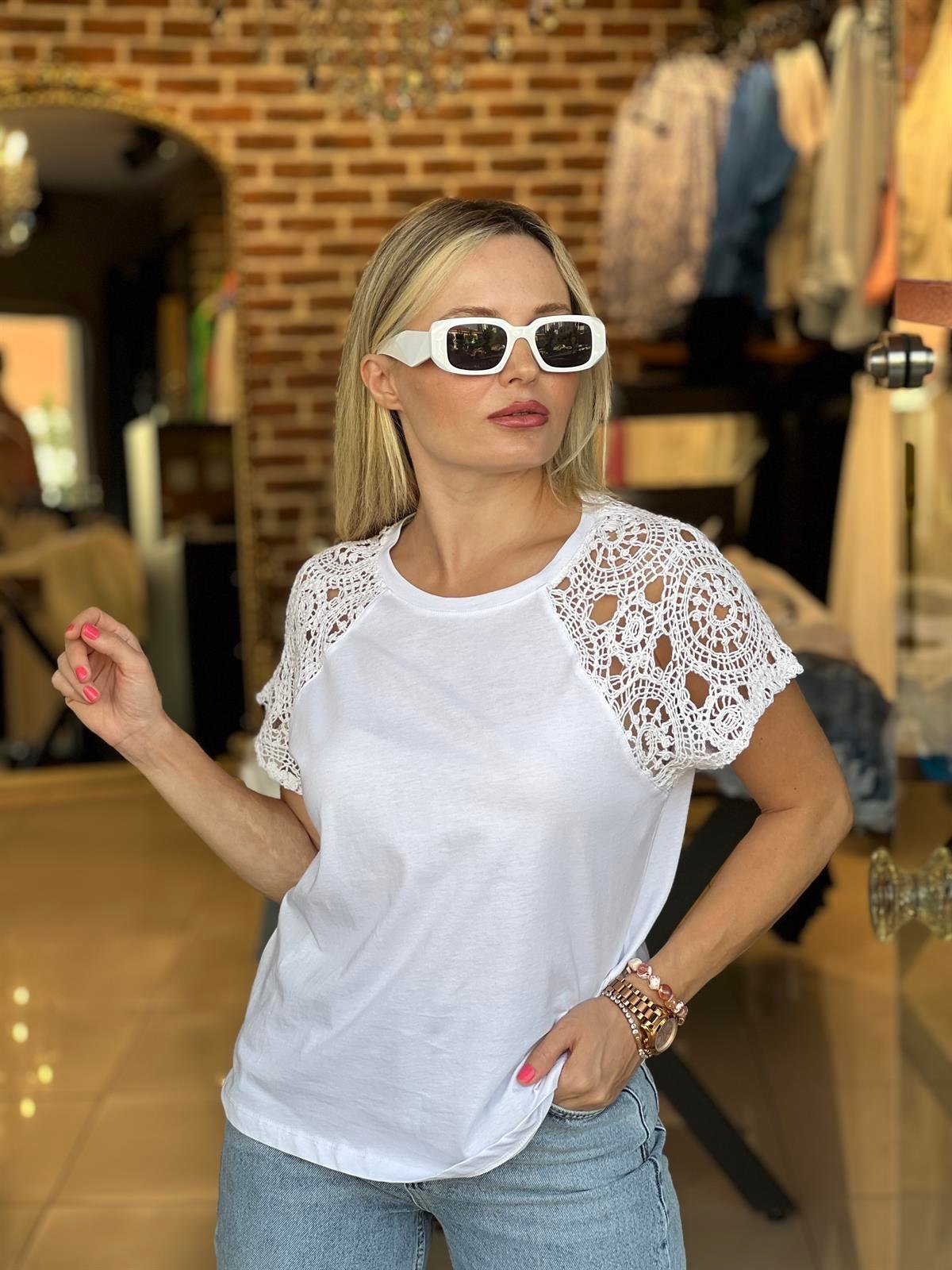 Dantel Detaylı Beyaz Tişört 