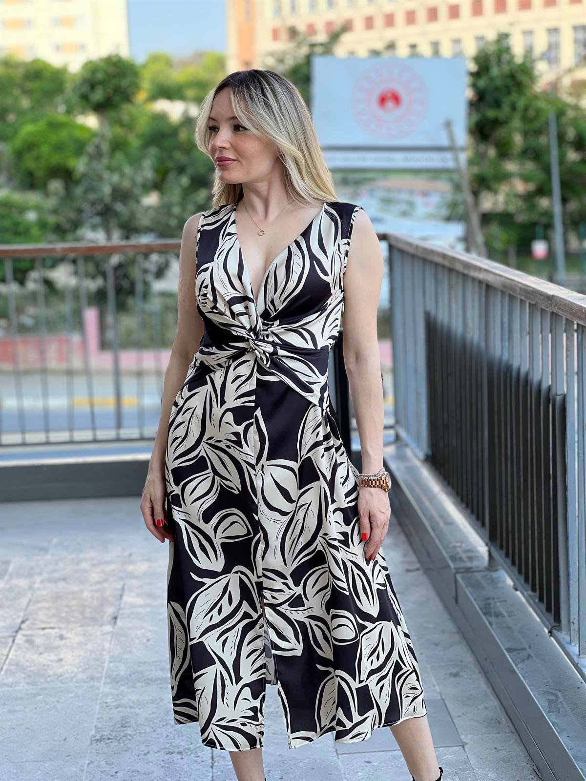 Desenli Önü Burgu Detaylı Elbise