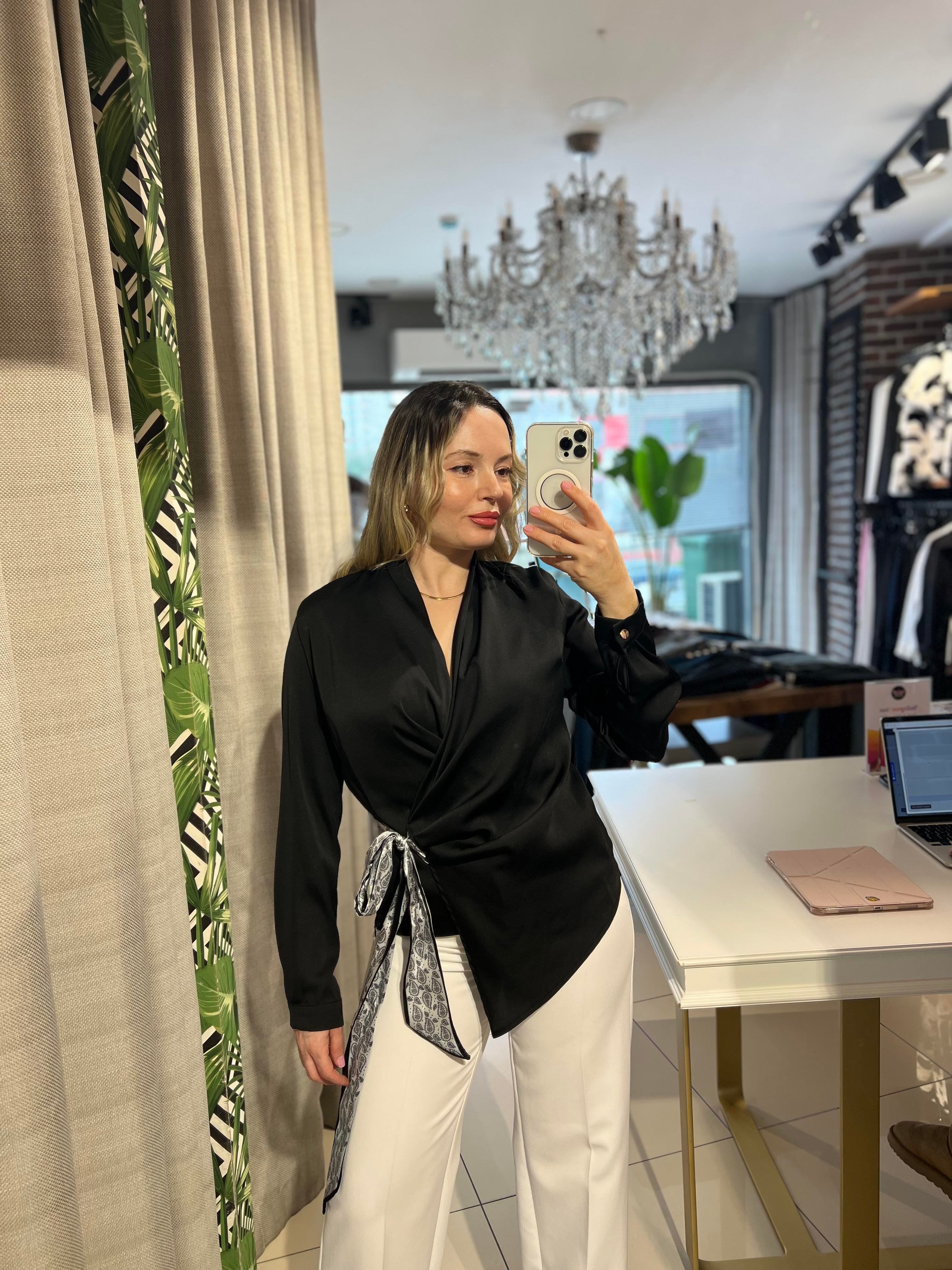 Fular Bağlamalı Siyah Bluz