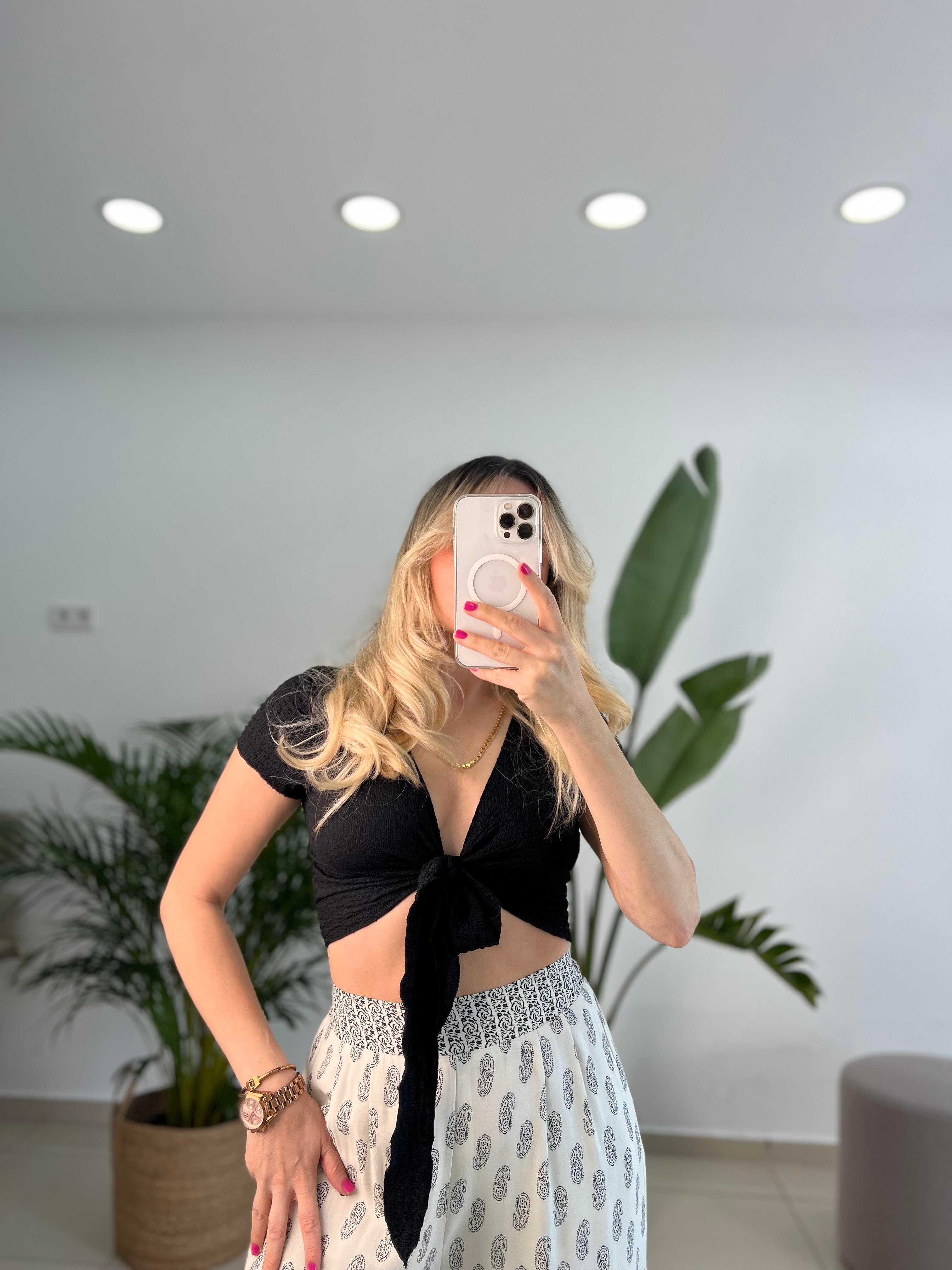 Full Likralı Gofre Kumaş Önden Bağlama Detaylı Siyah Crop Bluz