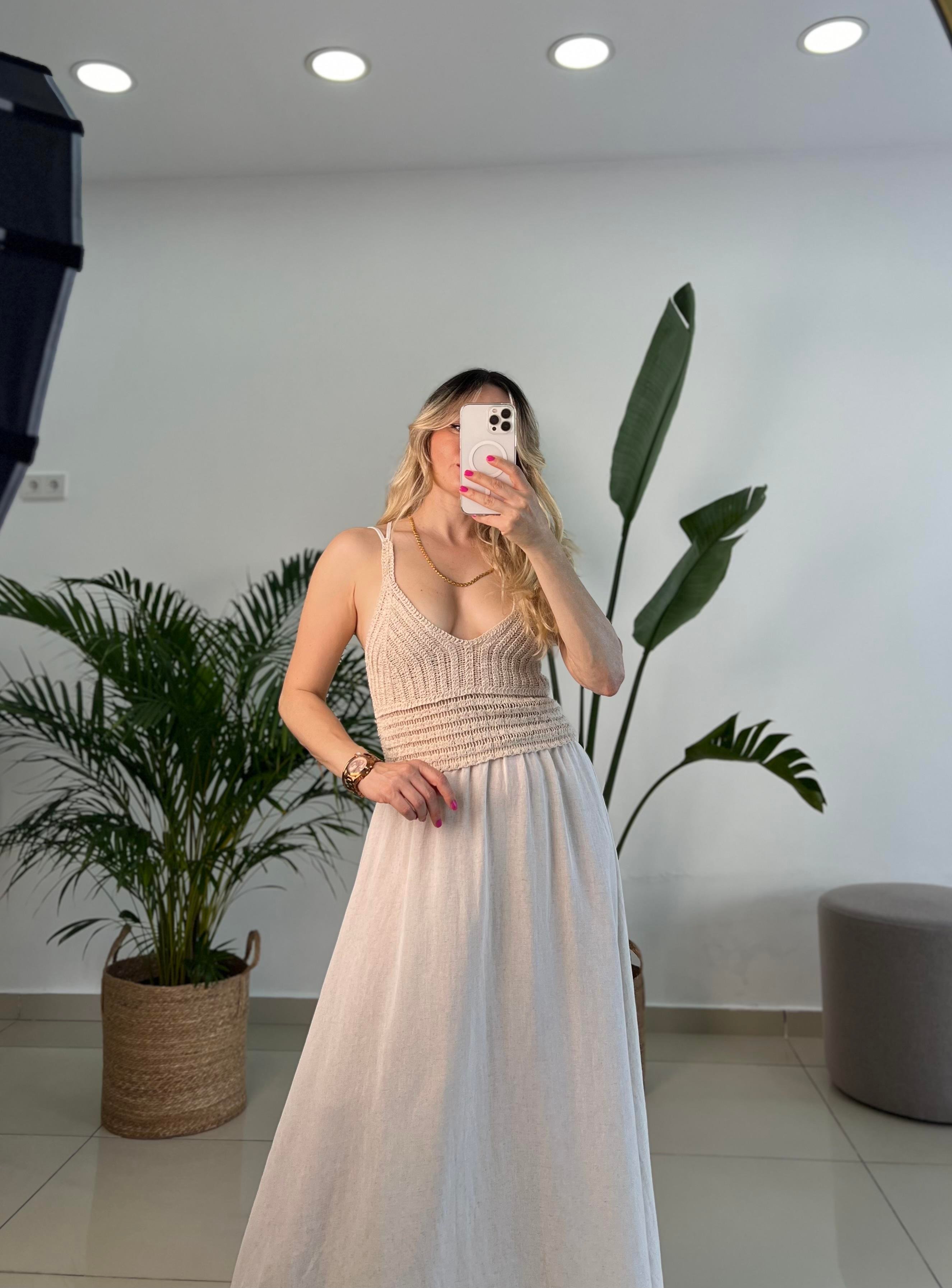 Göğüs Kısmı Örme Detaylı Askılı Midi Elbise