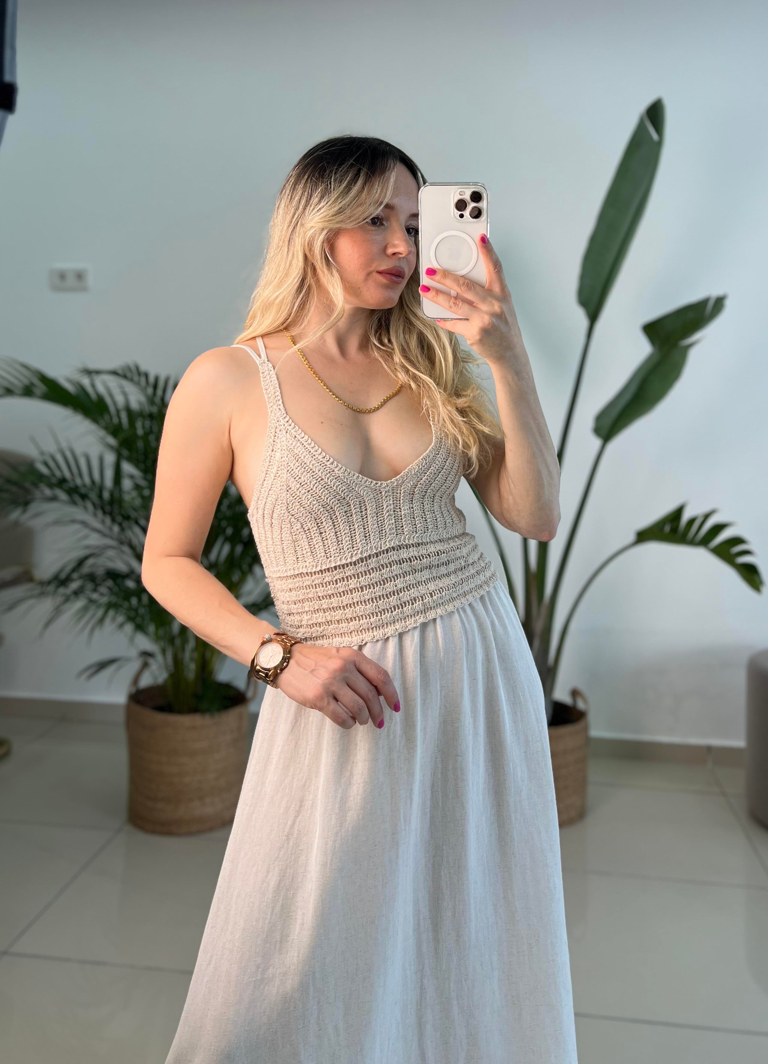 Göğüs Kısmı Örme Detaylı Askılı Midi Elbise