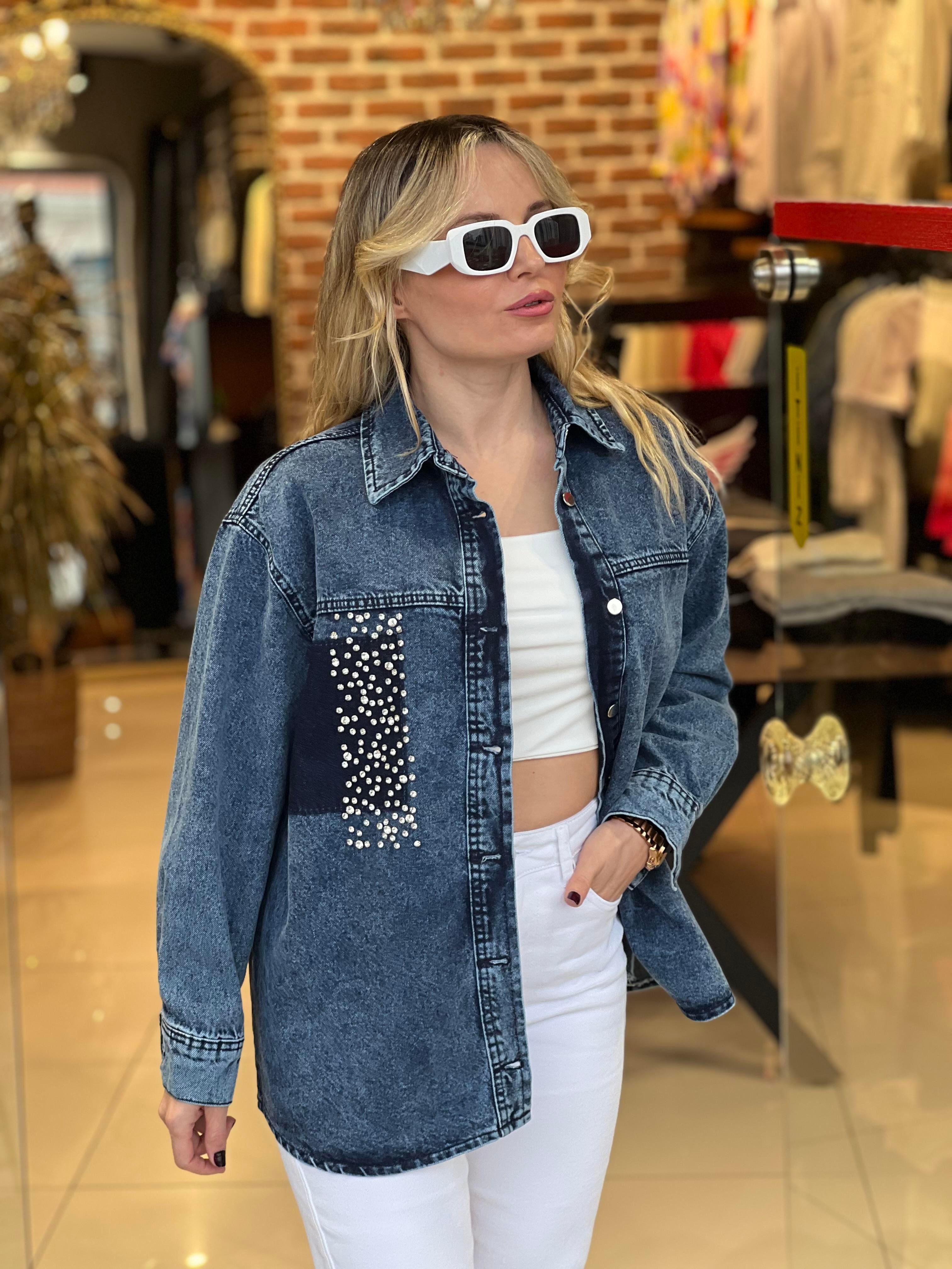Güçlü Dokuda Kristal Taş Detaylı  Denim Ceket Gömlek