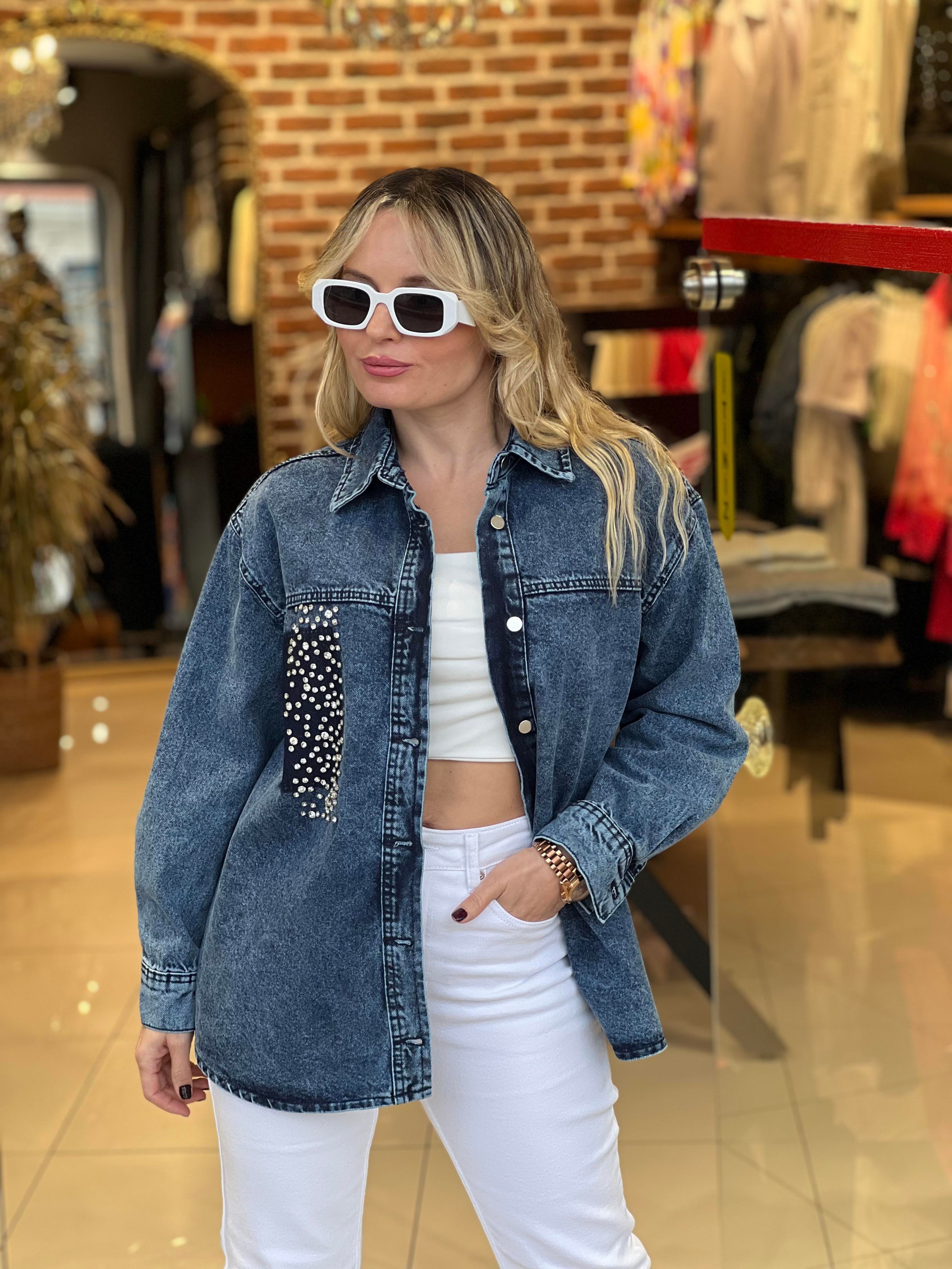 Güçlü Dokuda Kristal Taş Detaylı  Denim Ceket Gömlek