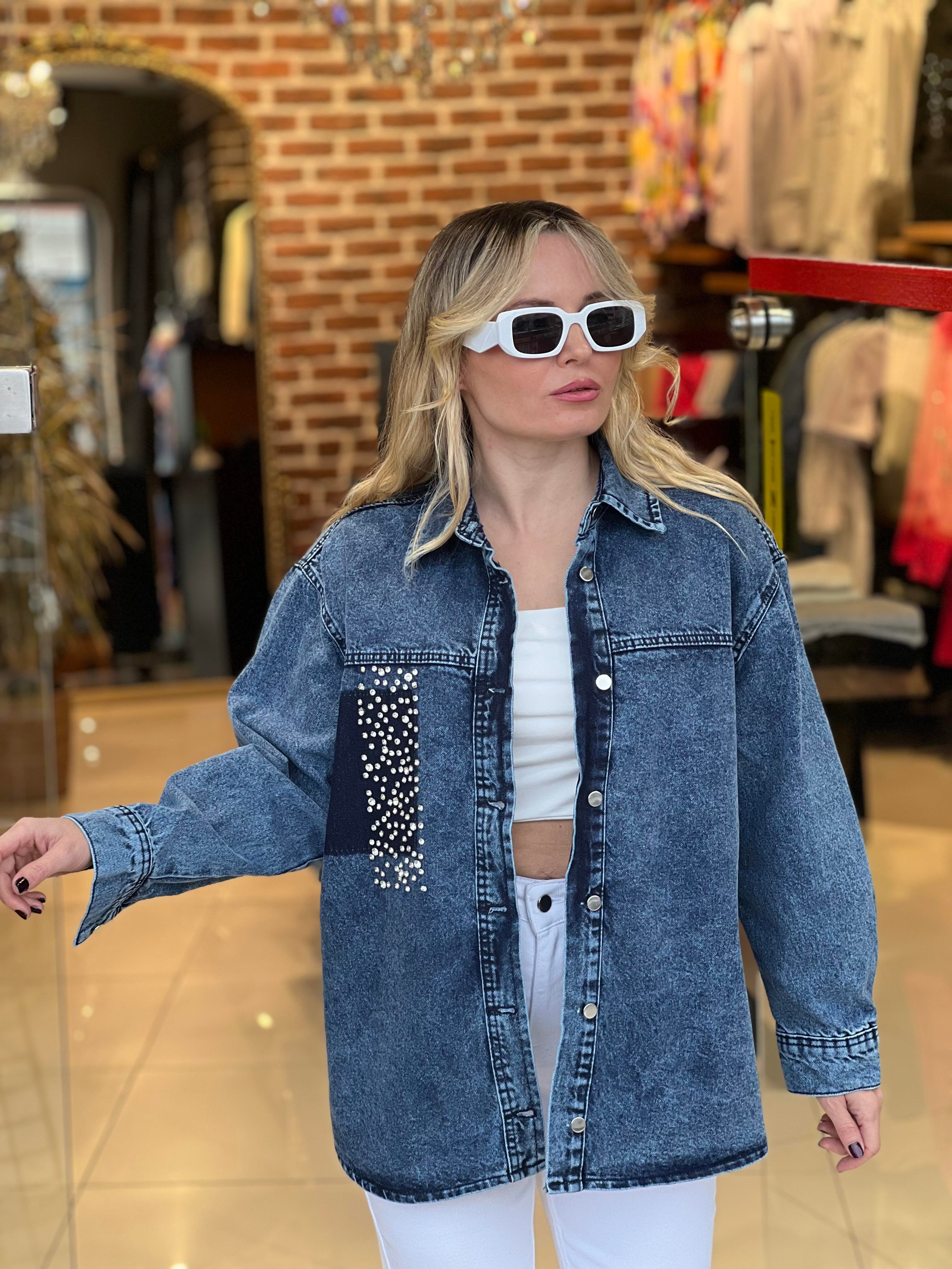 Güçlü Dokuda Kristal Taş Detaylı  Denim Ceket Gömlek