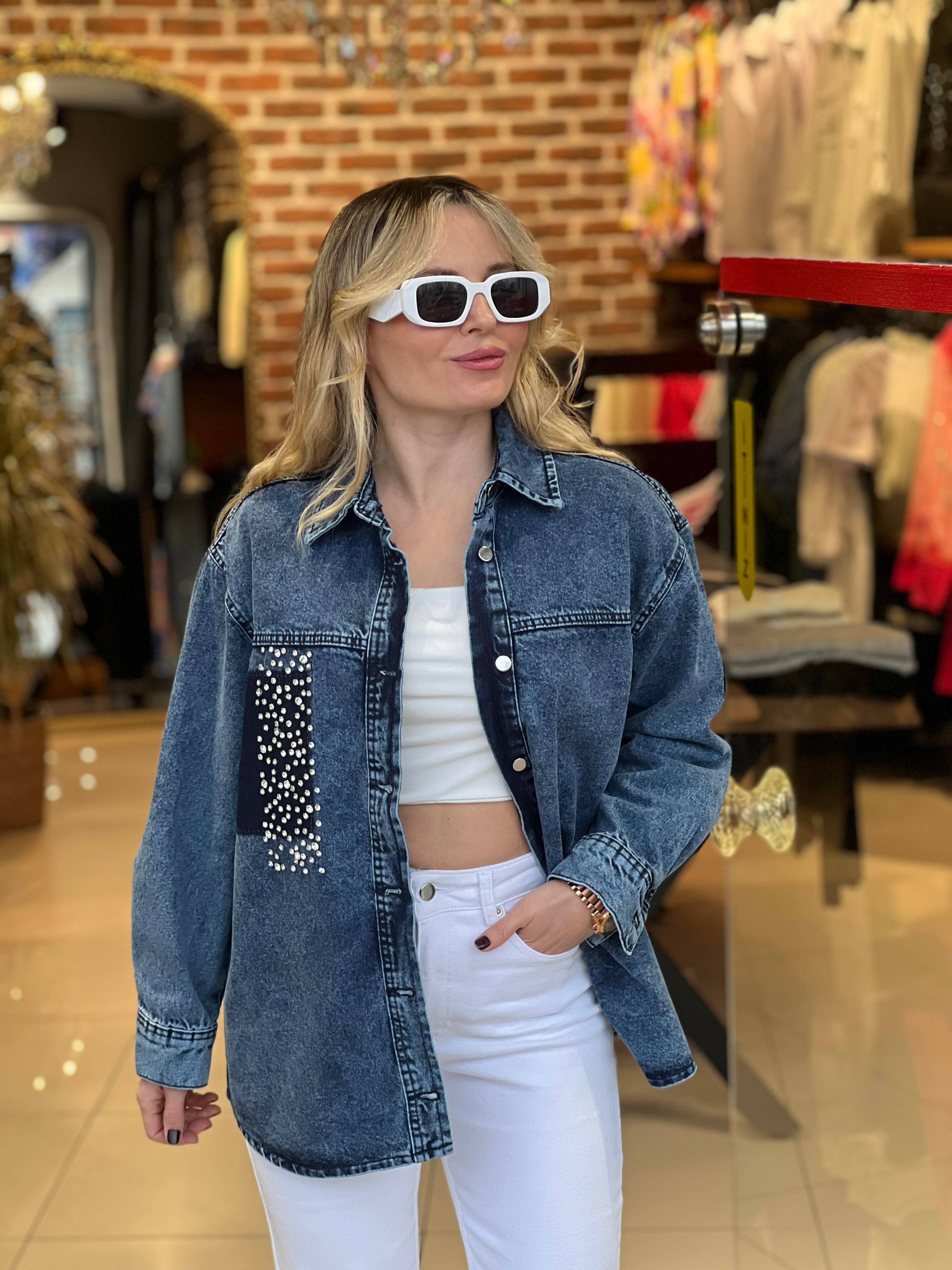 Güçlü Dokuda Kristal Taş Detaylı  Denim Ceket Gömlek