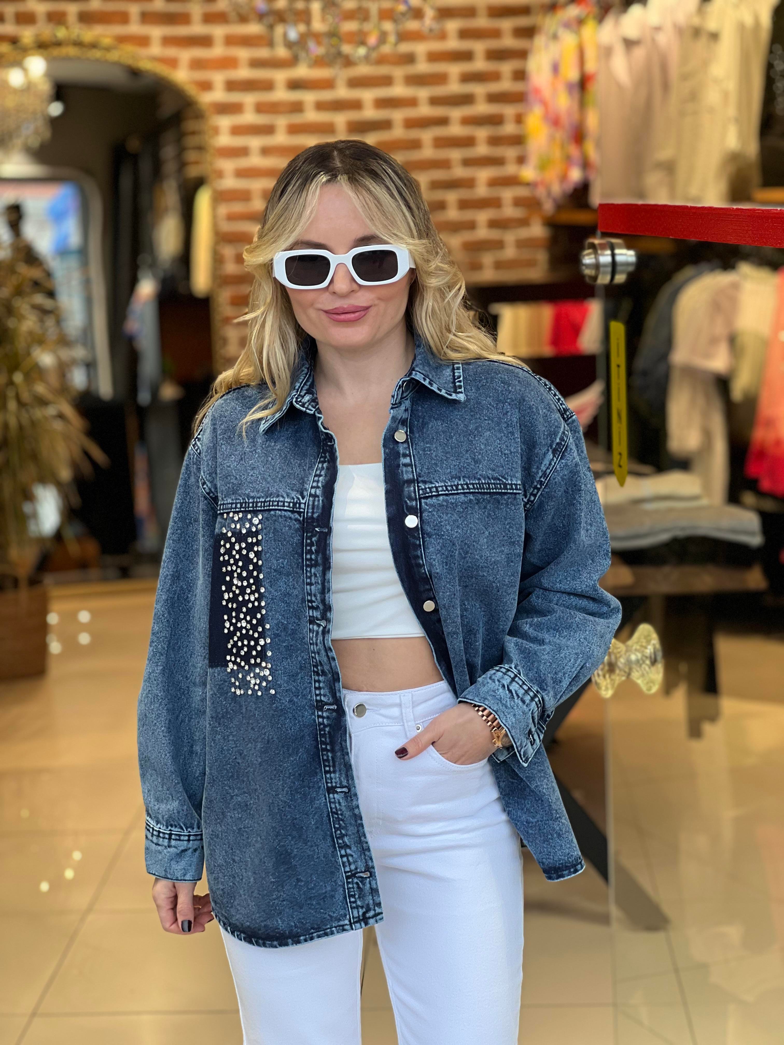 Güçlü Dokuda Kristal Taş Detaylı  Denim Ceket Gömlek