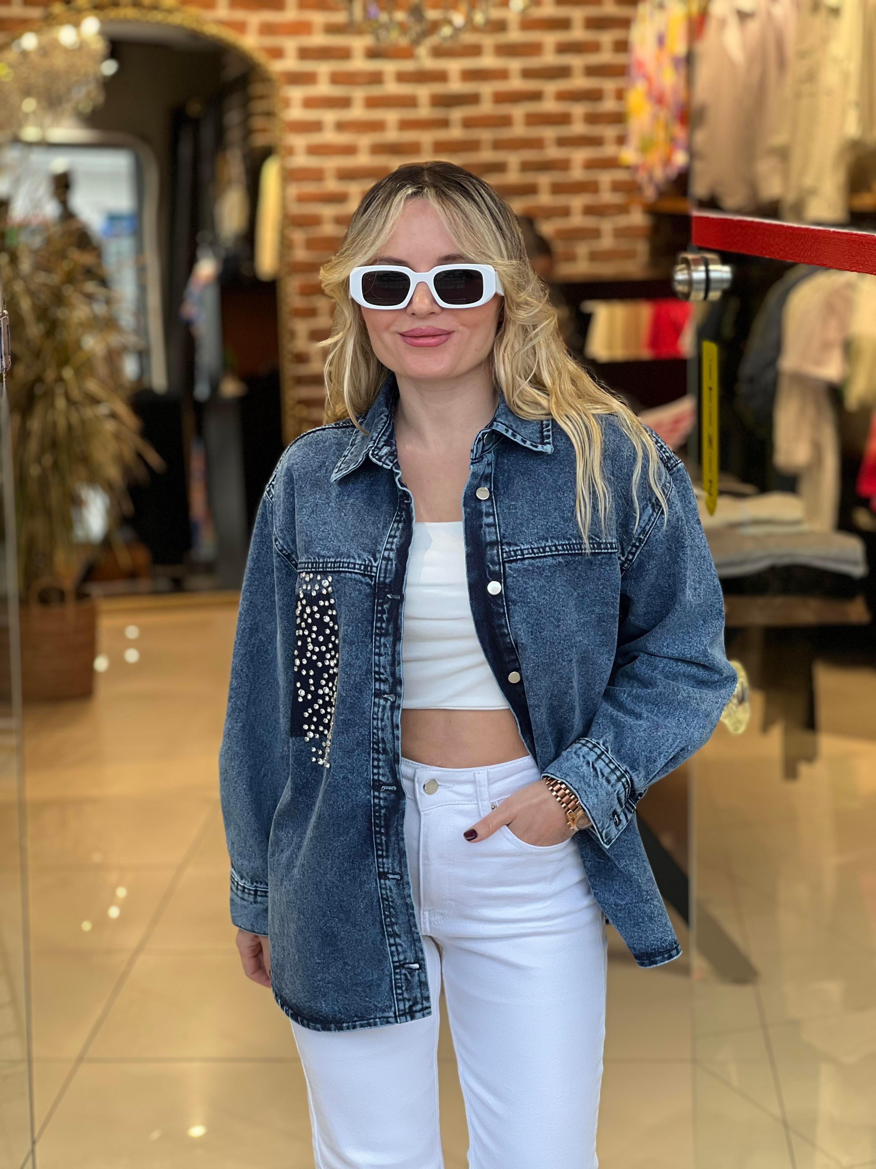 Güçlü Dokuda Kristal Taş Detaylı  Denim Ceket Gömlek