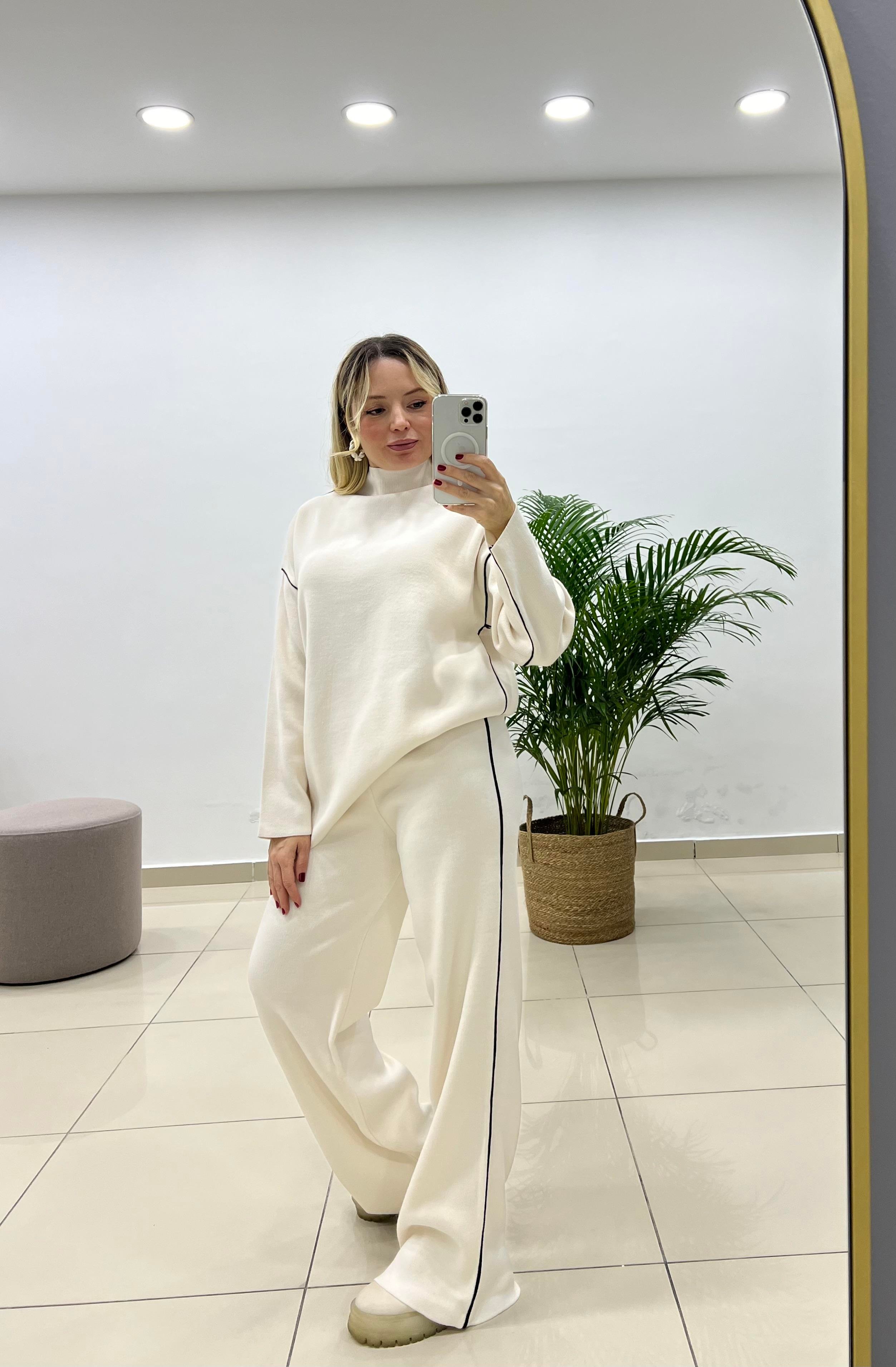 Krem Yarım Balıkçı Yaka Kenarları Biye Geçişli Triko Takım