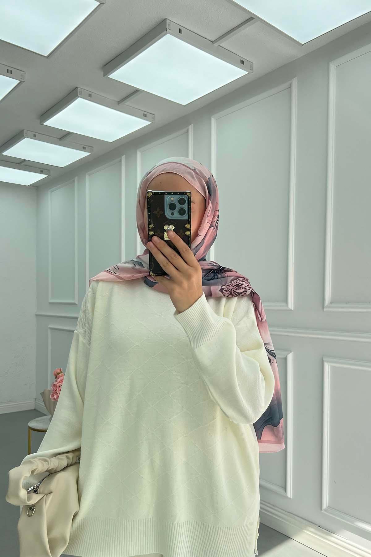Arkası Uzun Desenli Triko Takım Ekru