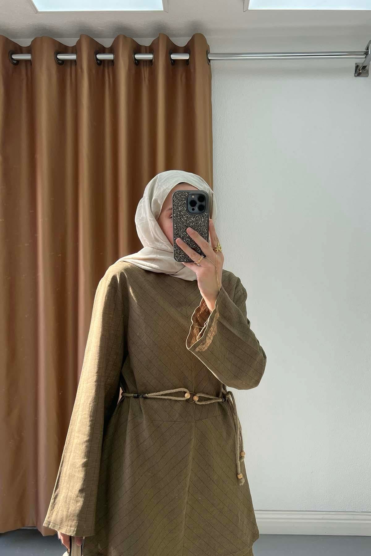 Asimetrik Çizgili Hasır Kolyeli Keten Takım Haki