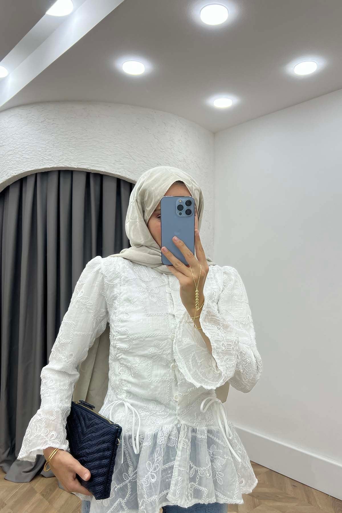 Aura Işıltı Nakışlı Büzgülü Bluz Beyaz