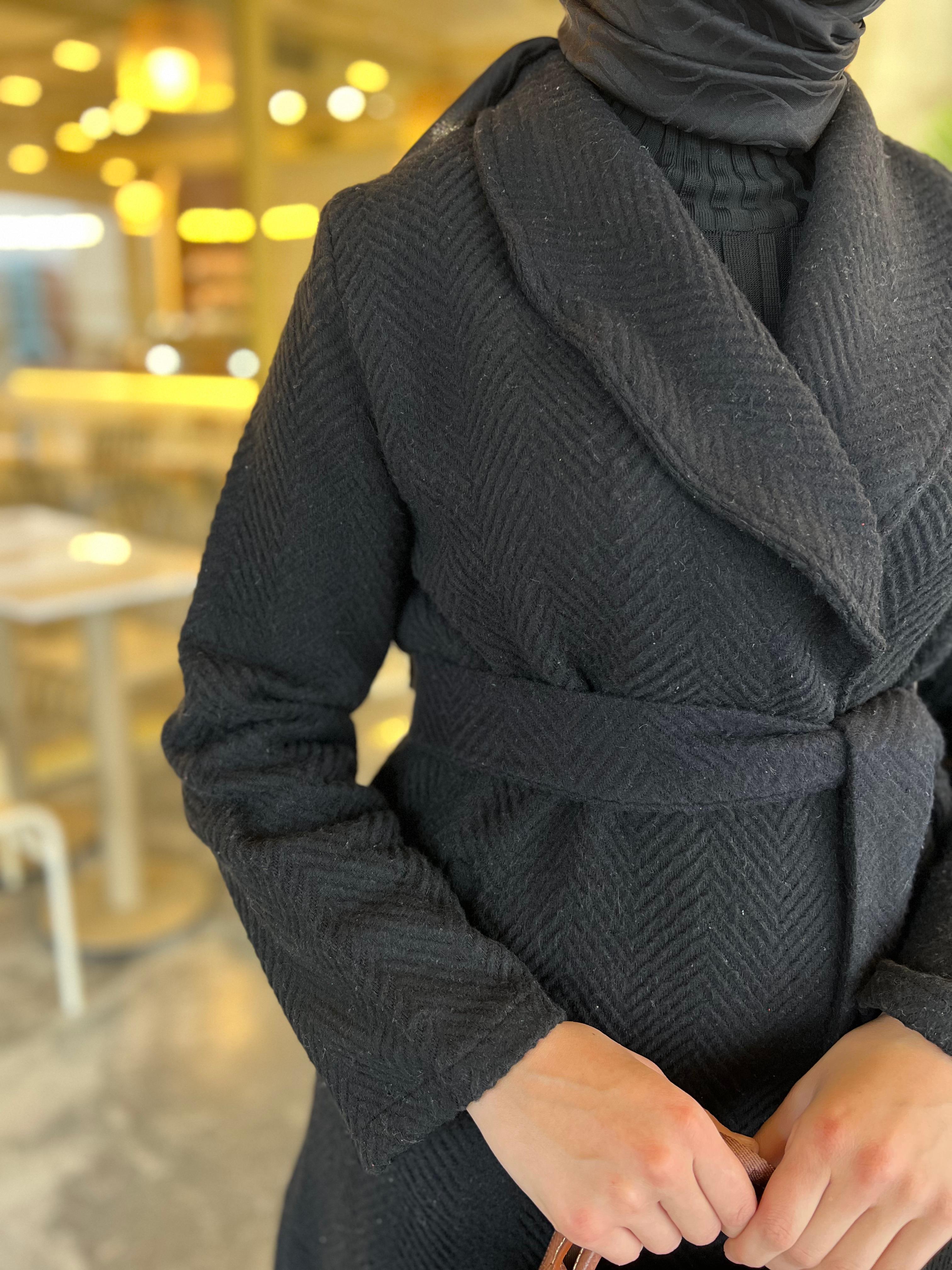 Balıksırtı Desenli Kuşaklı Kap Siyah