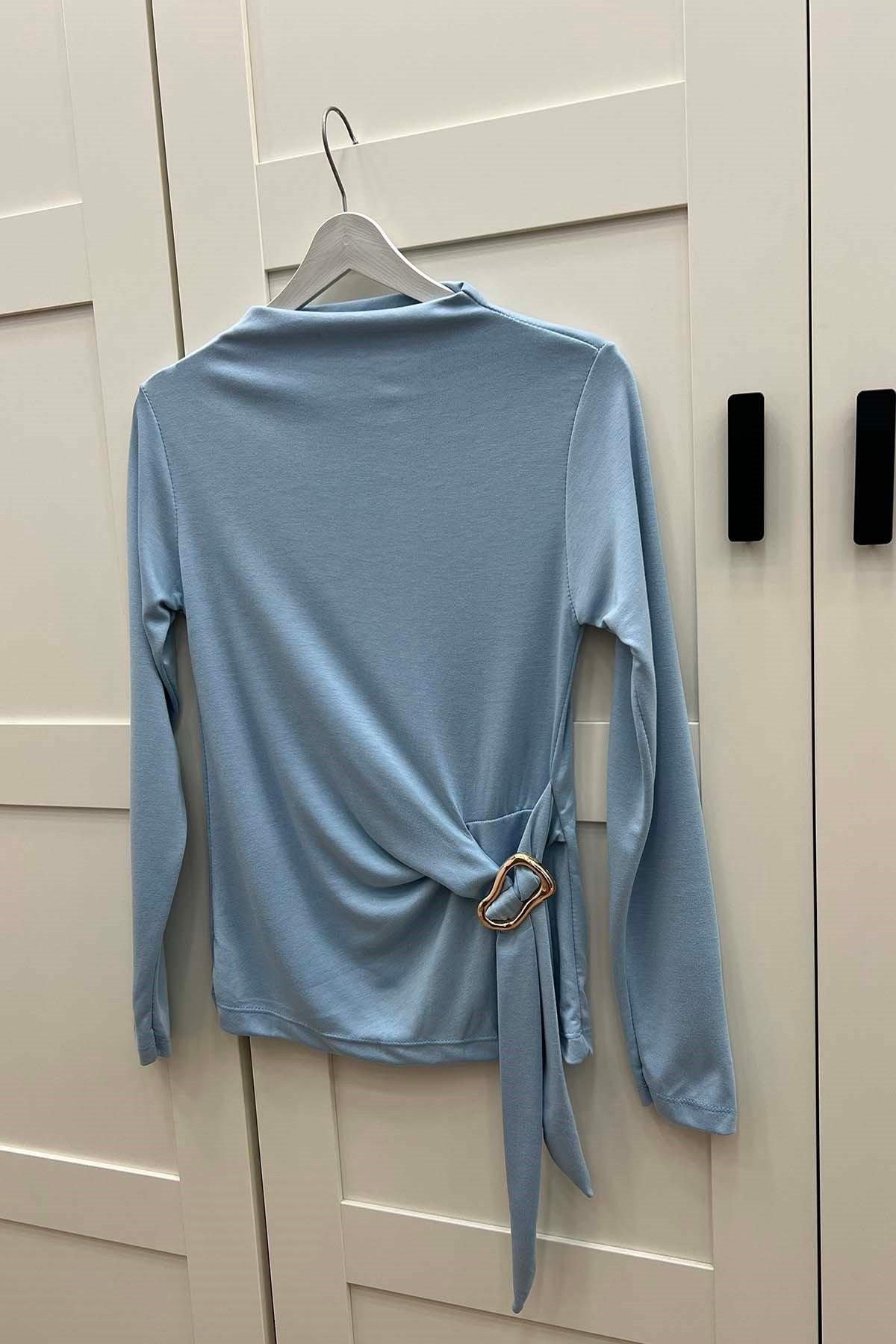 Belden Daraltmalı Broş Detaylı Bluz Bebe Mavi