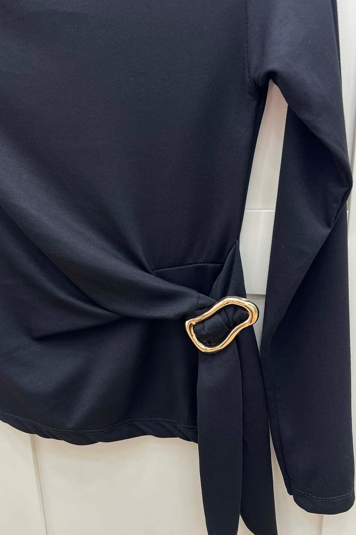 Belden Daraltmalı Broş Detaylı Bluz Siyah