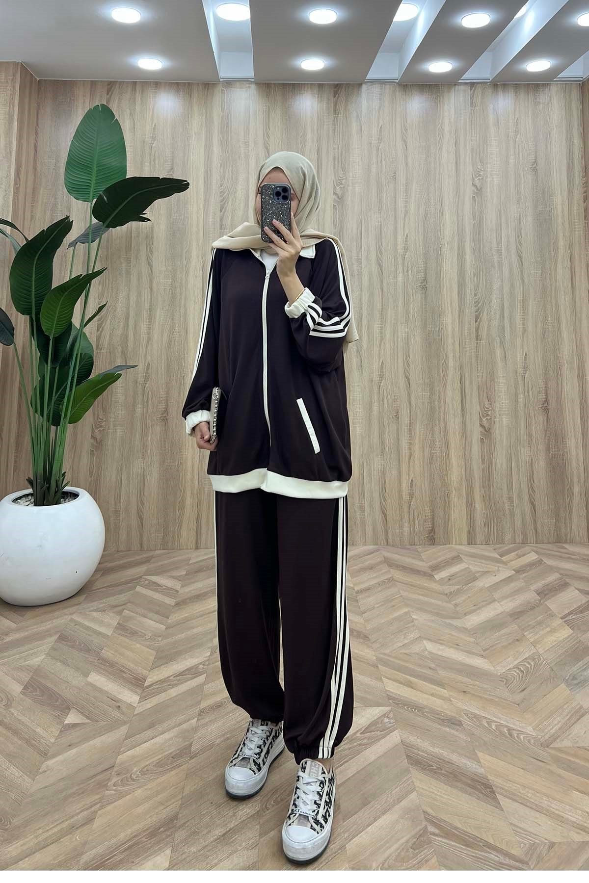 Beyaz Şerit Detaylı Kol-Bilek Lastikli Spor Takım Acı Kahve