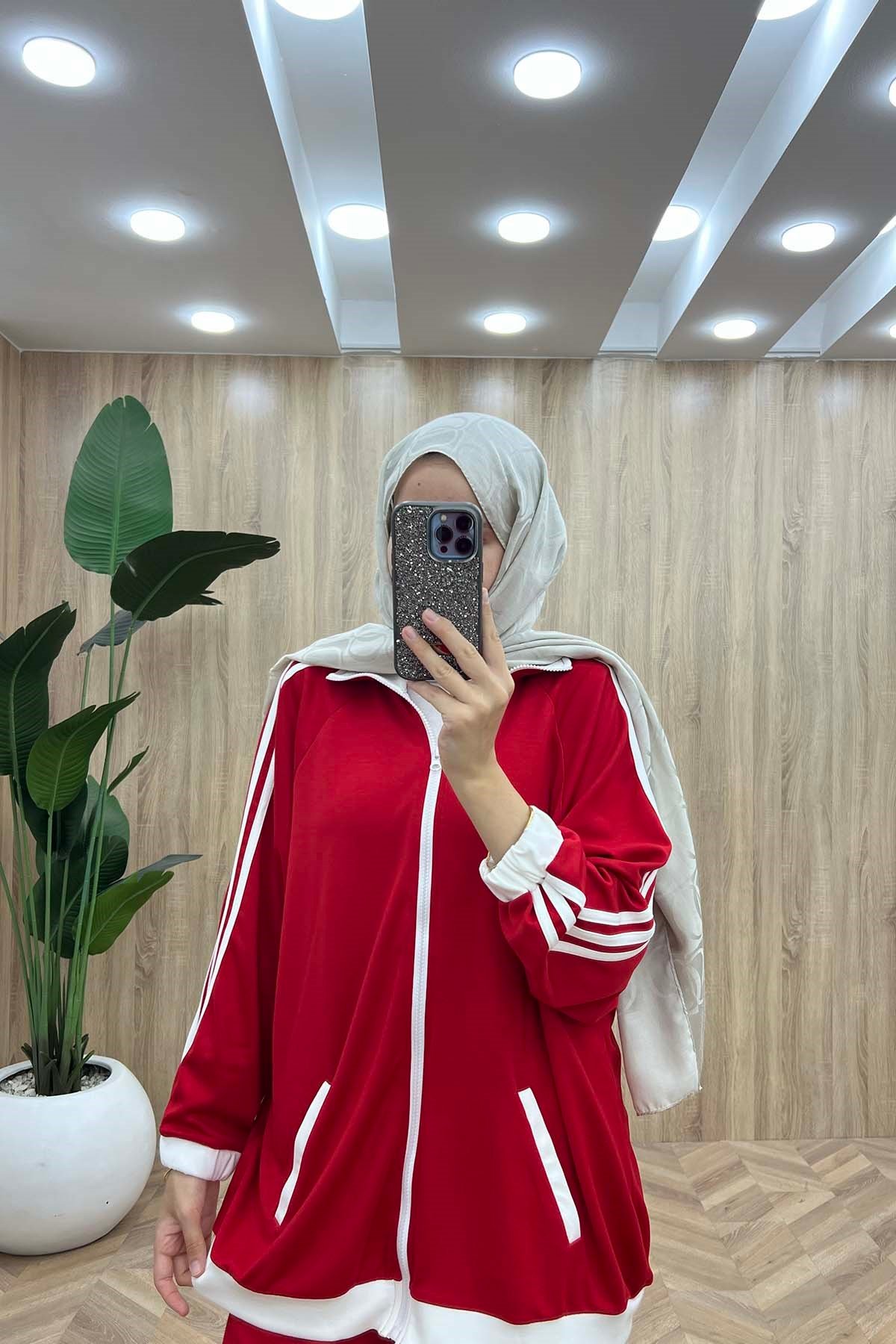 Beyaz Şerit Detaylı Kol-Bilek Lastikli Spor Takım Kırmızı