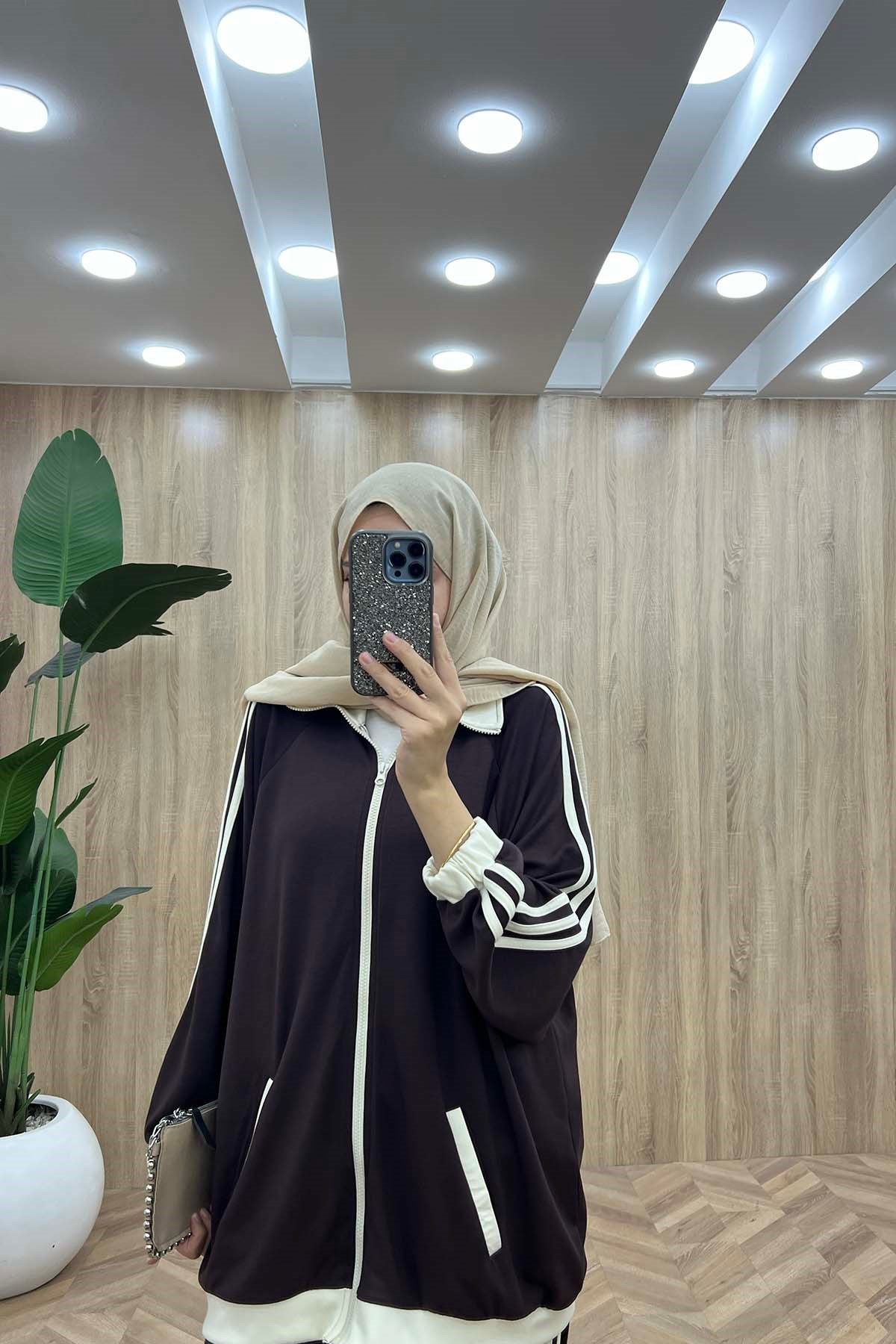 Beyaz Şerit Detaylı Kol-Bilek Lastikli Spor Takım Acı Kahve