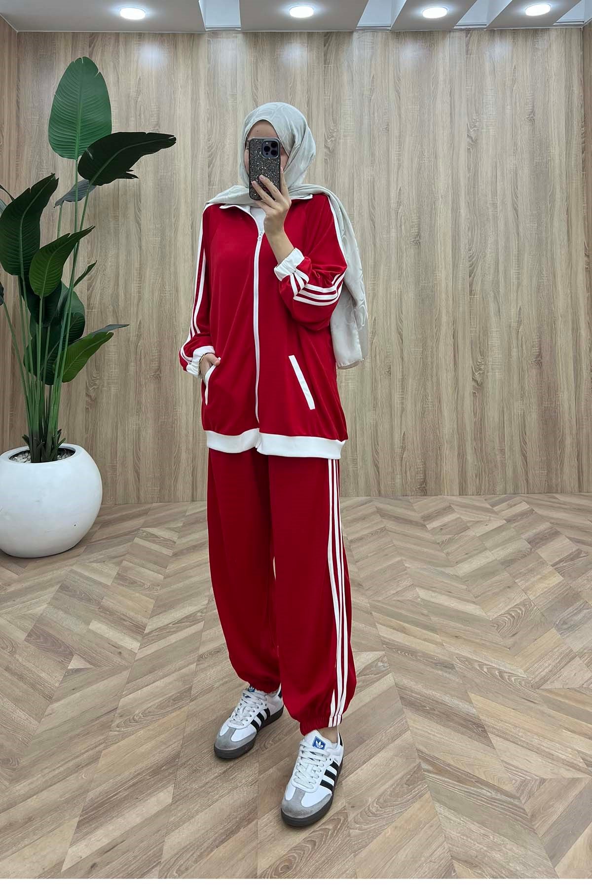 Beyaz Şerit Detaylı Kol-Bilek Lastikli Spor Takım Kırmızı