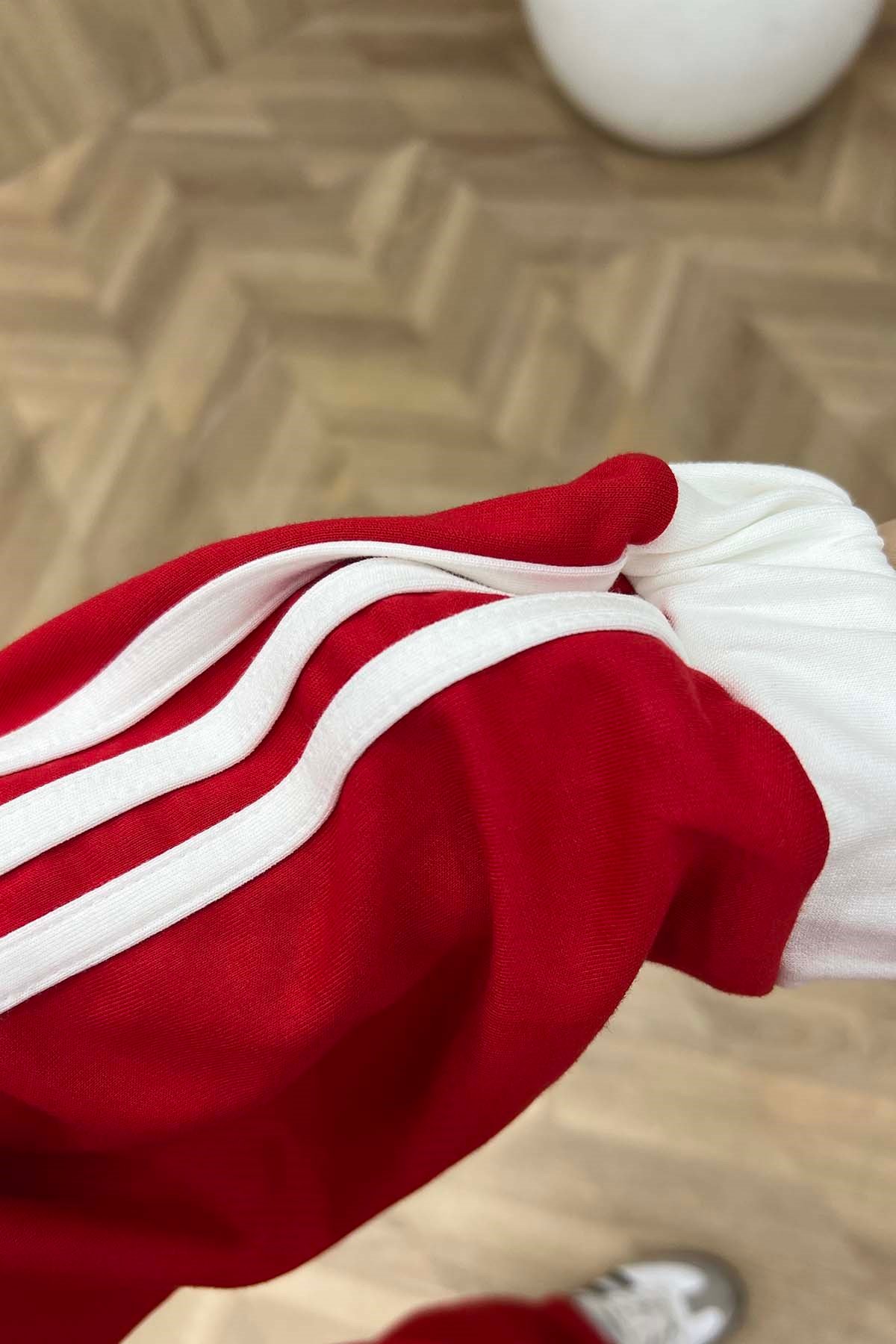 Beyaz Şerit Detaylı Kol-Bilek Lastikli Spor Takım Kırmızı