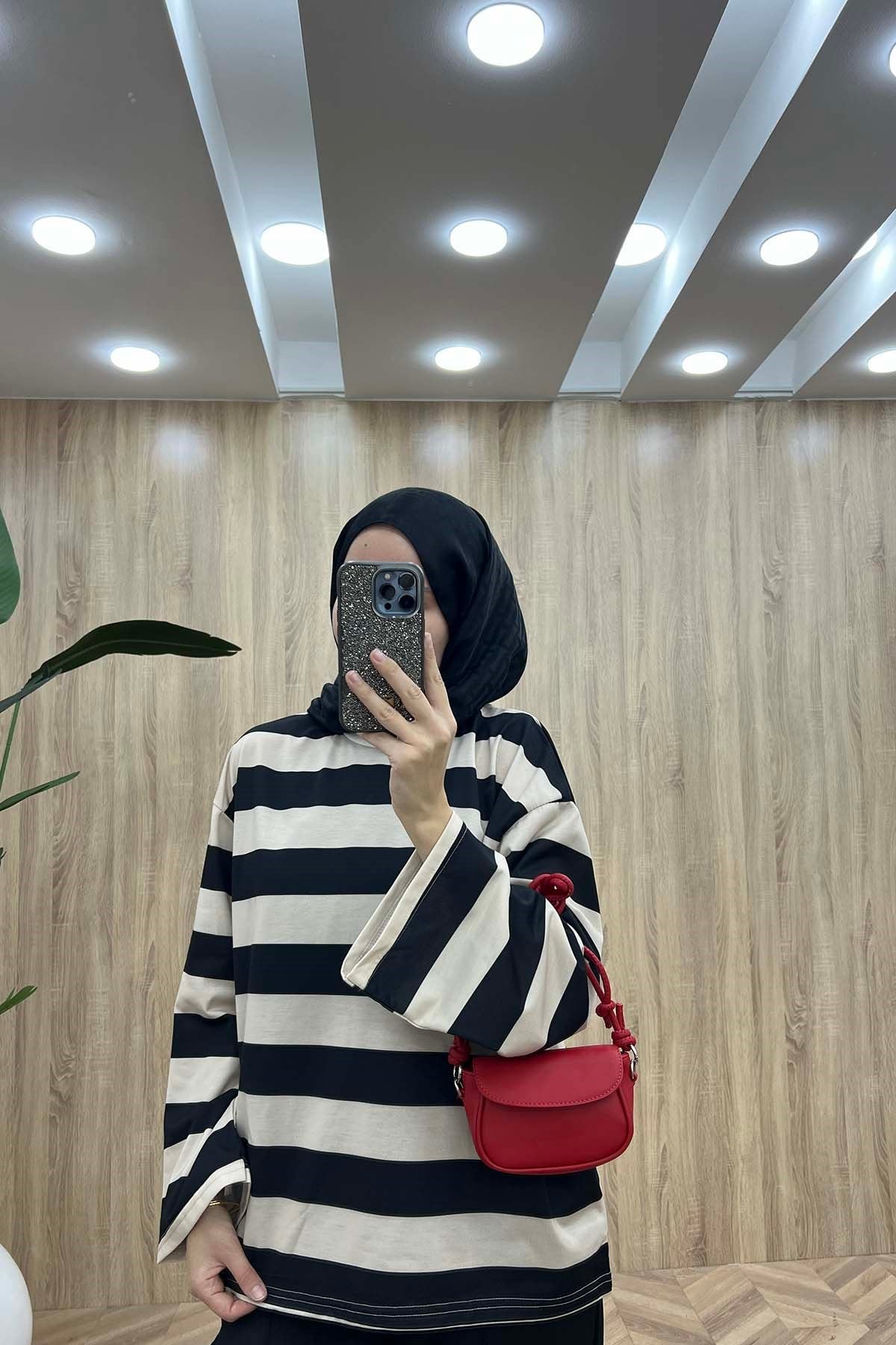Bisiklet Yaka Çizgili Sweatshirt Siyah