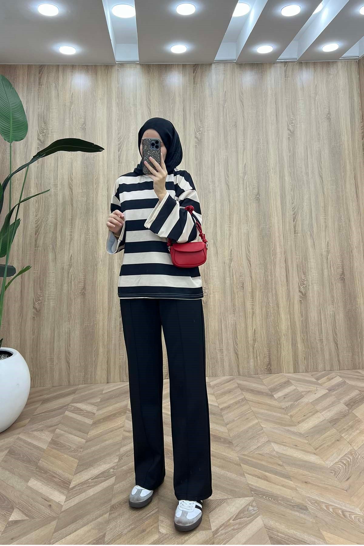 Bisiklet Yaka Çizgili Sweatshirt Siyah