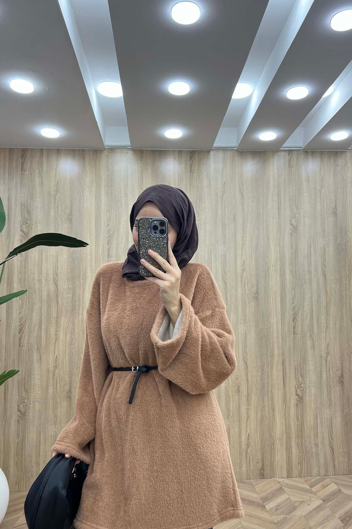 Bisiklet Yaka Kemerli Peluş Kazak Camel
