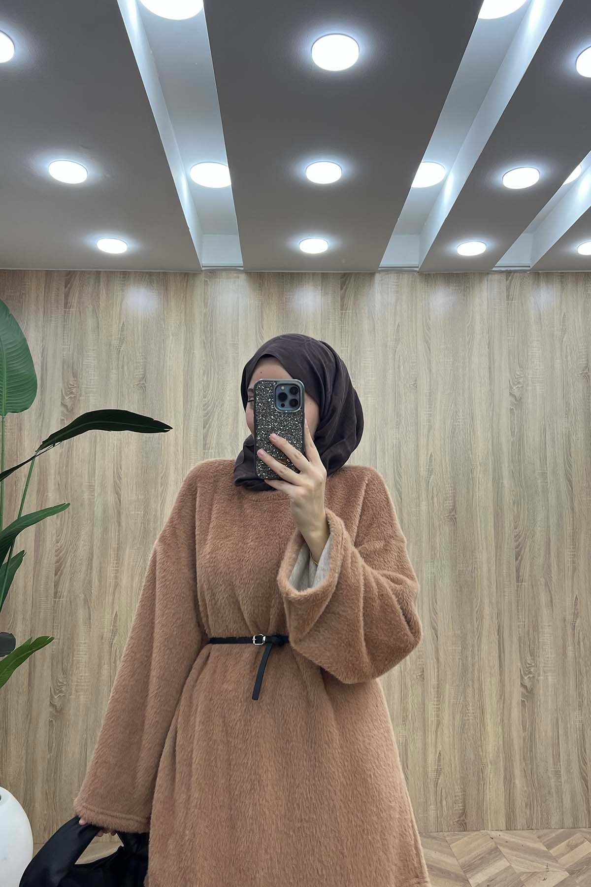 Bisiklet Yaka Kemerli Peluş Kazak Camel