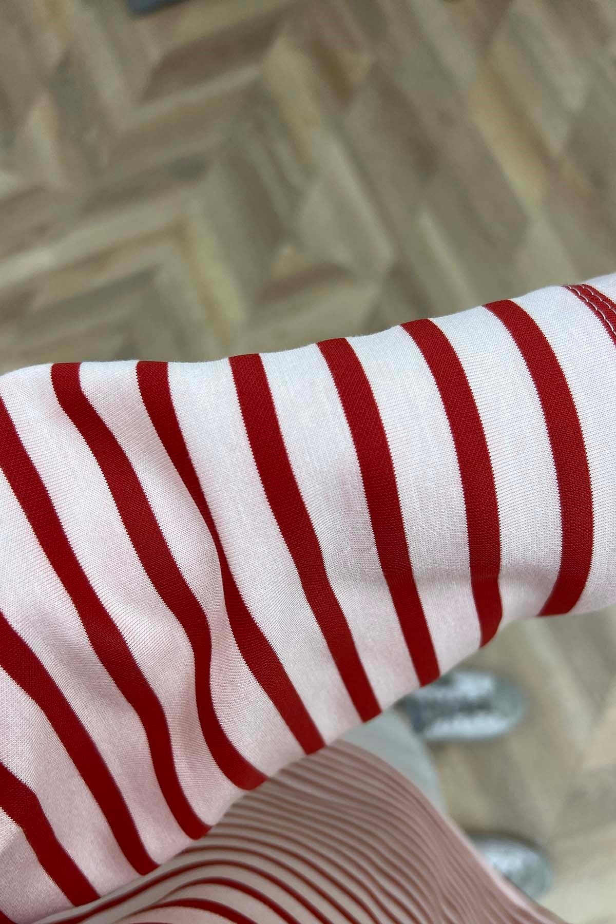 Bisiklet Yaka Yırtmaçlı Çizgili Sweatshirt Kırmızı