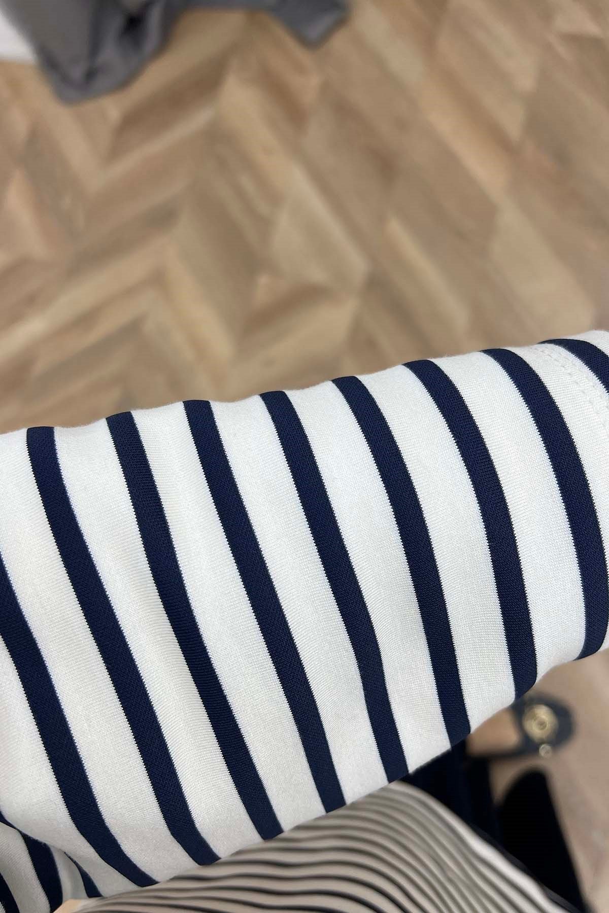 Bisiklet Yaka Yırtmaçlı Çizgili Sweatshirt Lacivert