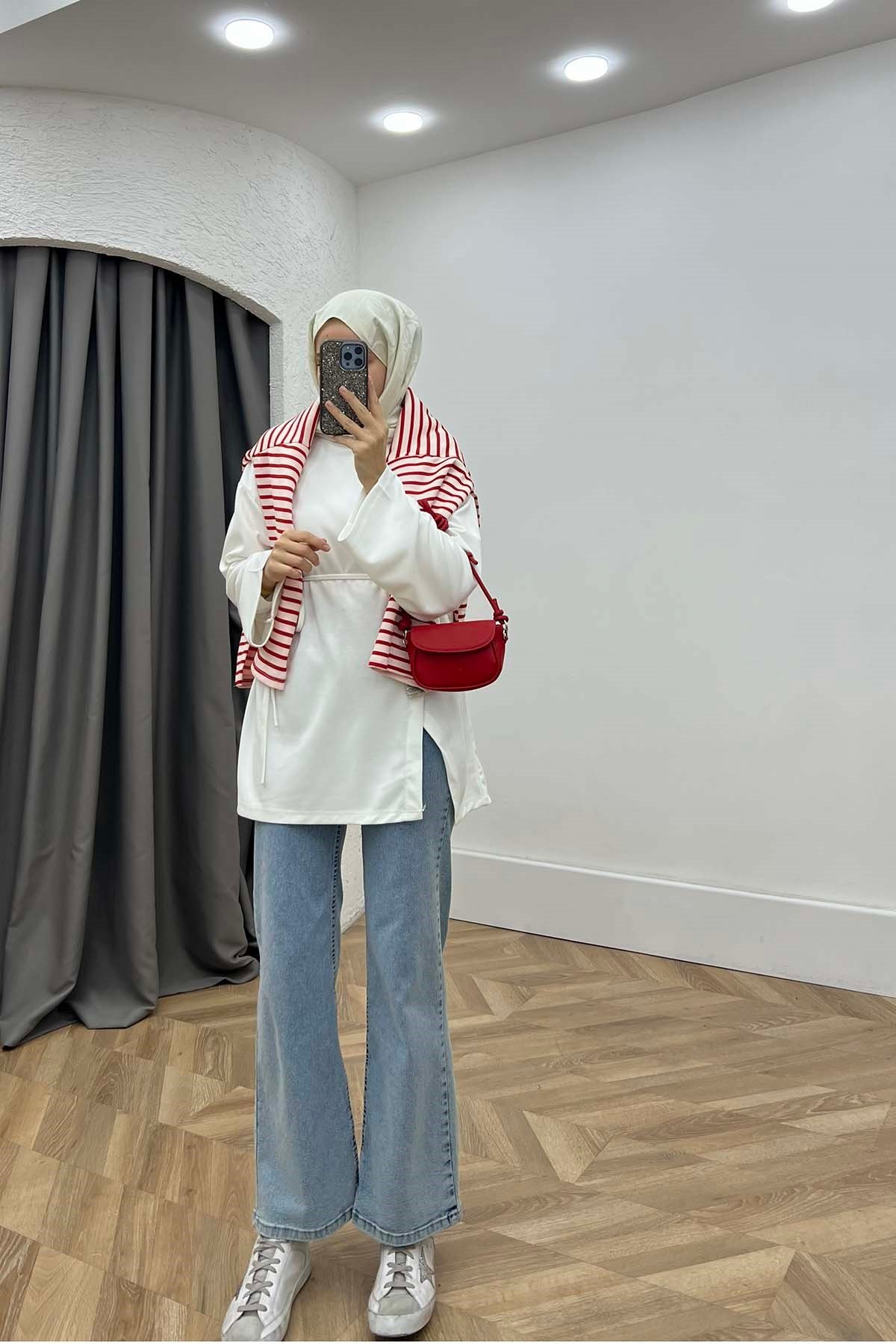 Bisiklet Yaka Yırtmaçlı Oysh Sweatshirt Beyaz
