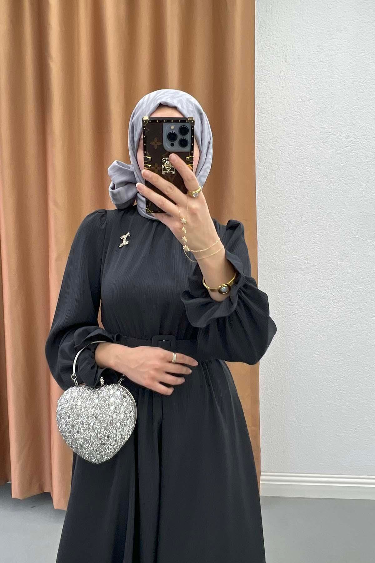 Broşlu Büzgülü Elbise Füme
