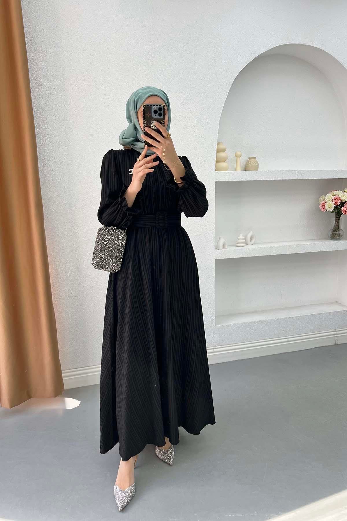Broşlu Kemerli Elbise Siyah