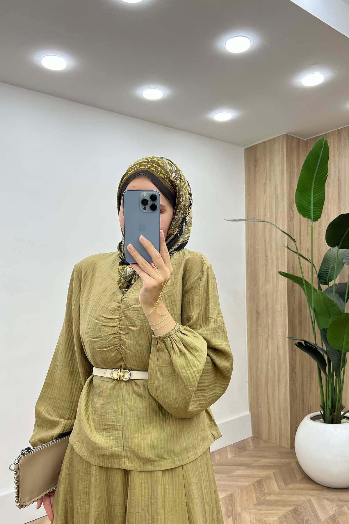Büzgü Detaylı V Yaka İkili Takım Yağ Yeşili
