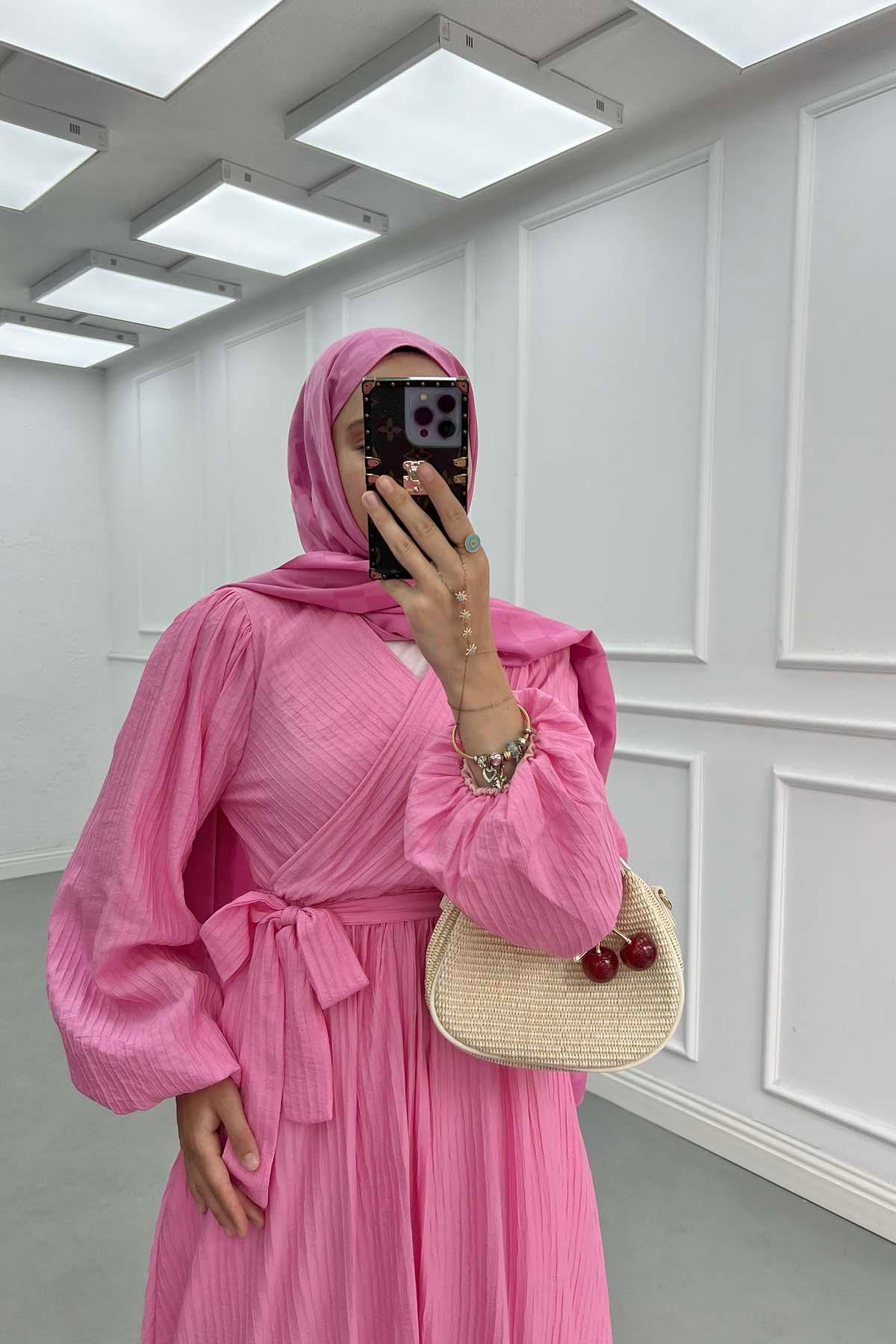 Çapraz Biyeli Kuşaklı Astarlı Elbise Pembe