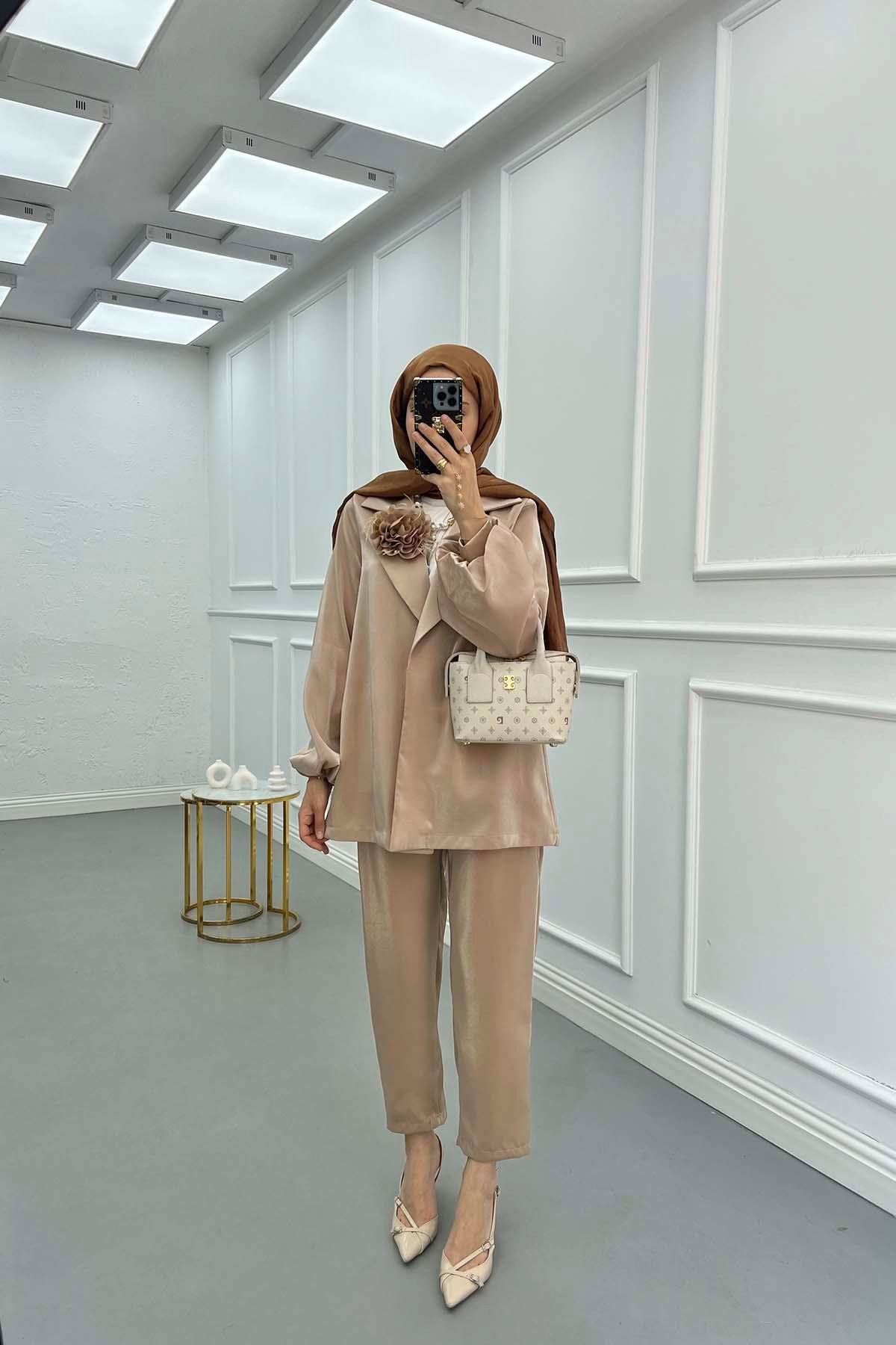 Çiçek Broşlu Pantalonlu Jakar Takım Bej