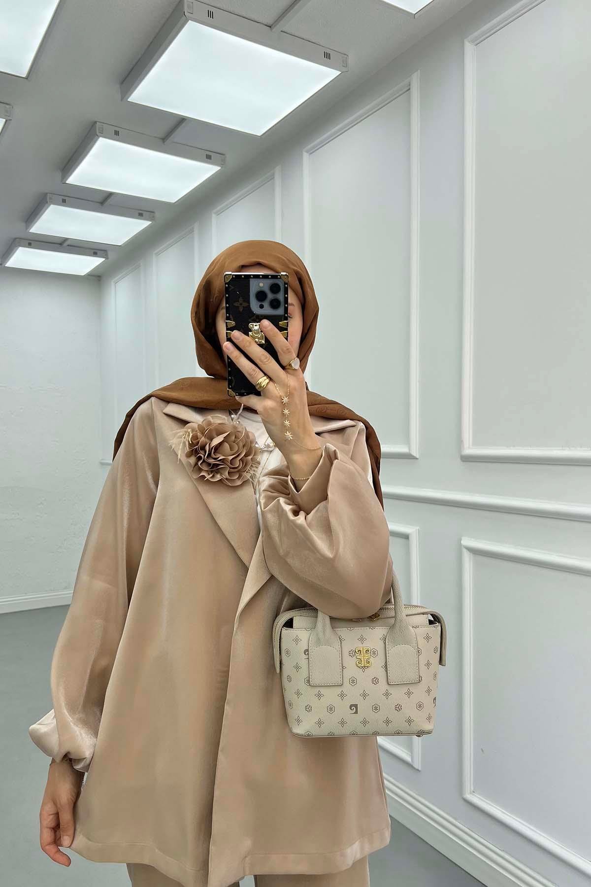 Çiçek Broşlu Pantalonlu Jakar Takım Bej