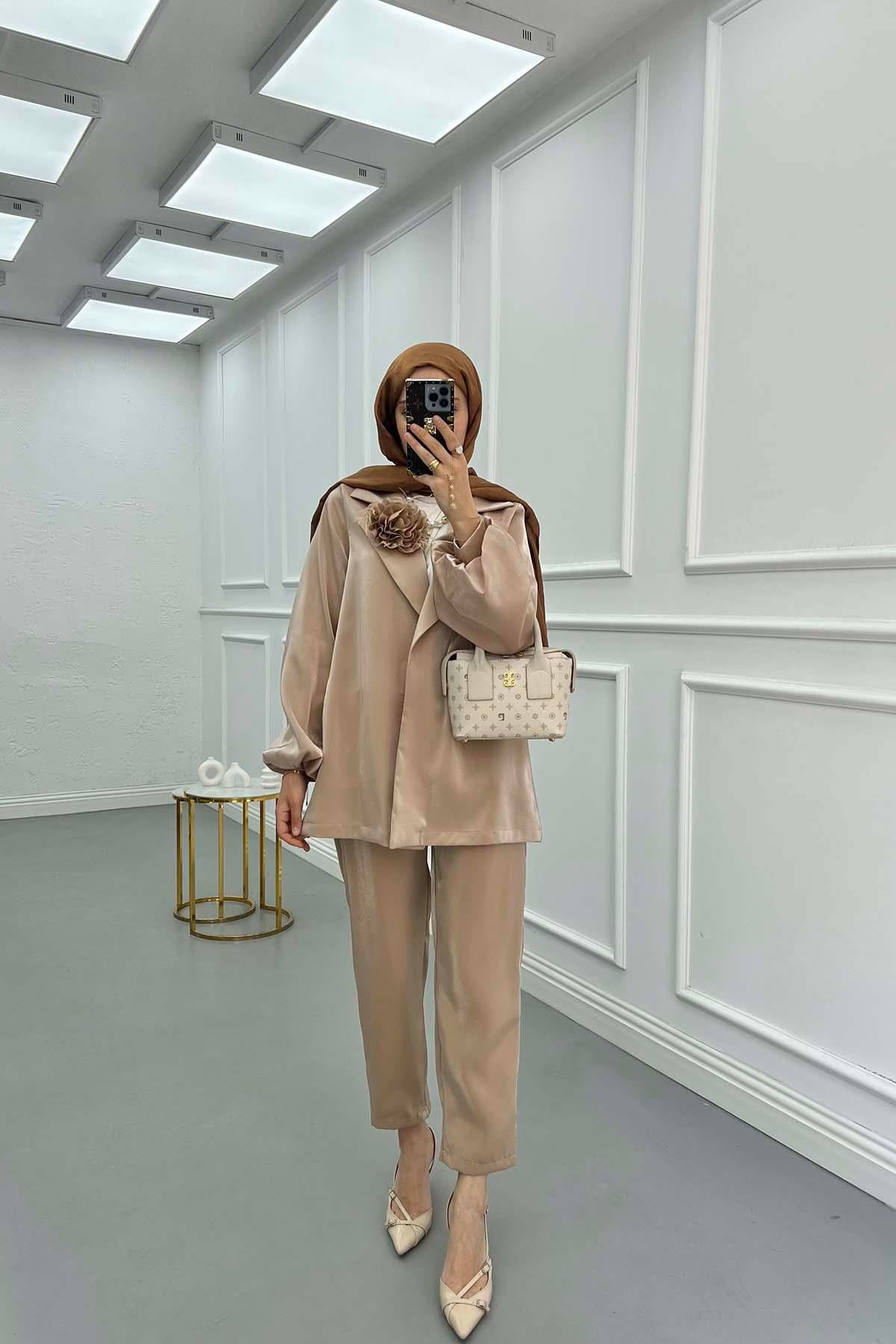 Çiçek Broşlu Pantalonlu Jakar Takım Bej