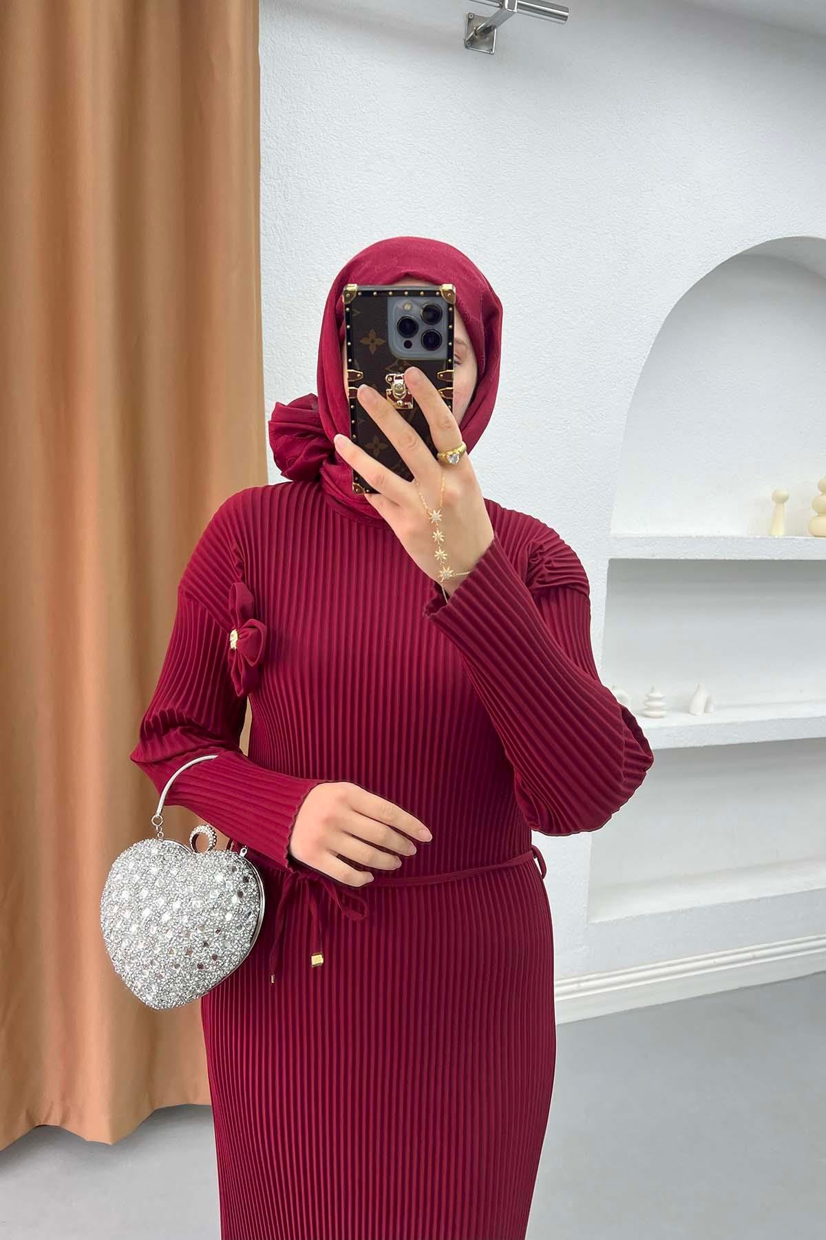 Çizgi Kabartmalı Papatya Broşlu Elbise Bordo
