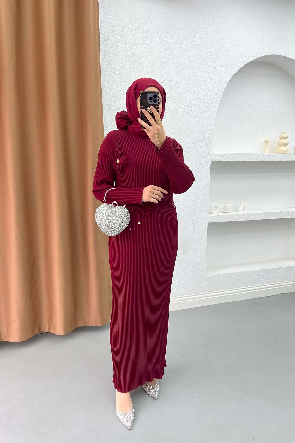 Çizgi Kabartmalı Papatya Broşlu Elbise Bordo