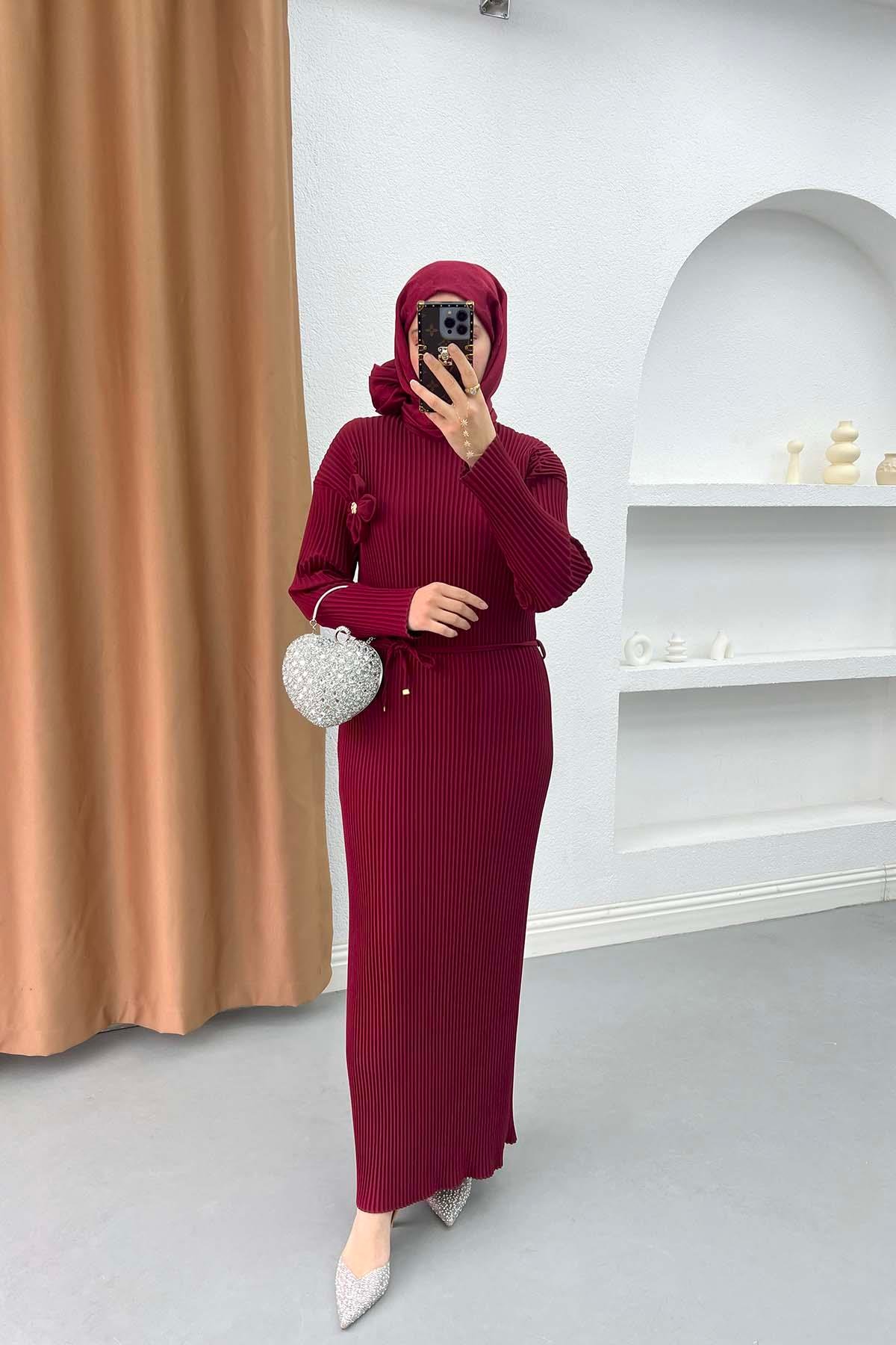 Çizgi Kabartmalı Papatya Broşlu Elbise Bordo
