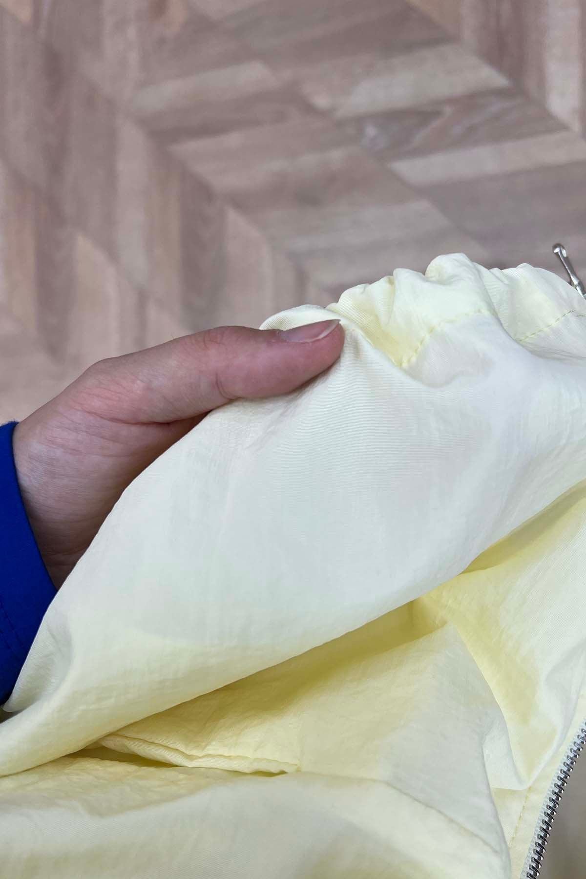Dik Yaka Cepli Büzgülü Yelek Takım Sarı